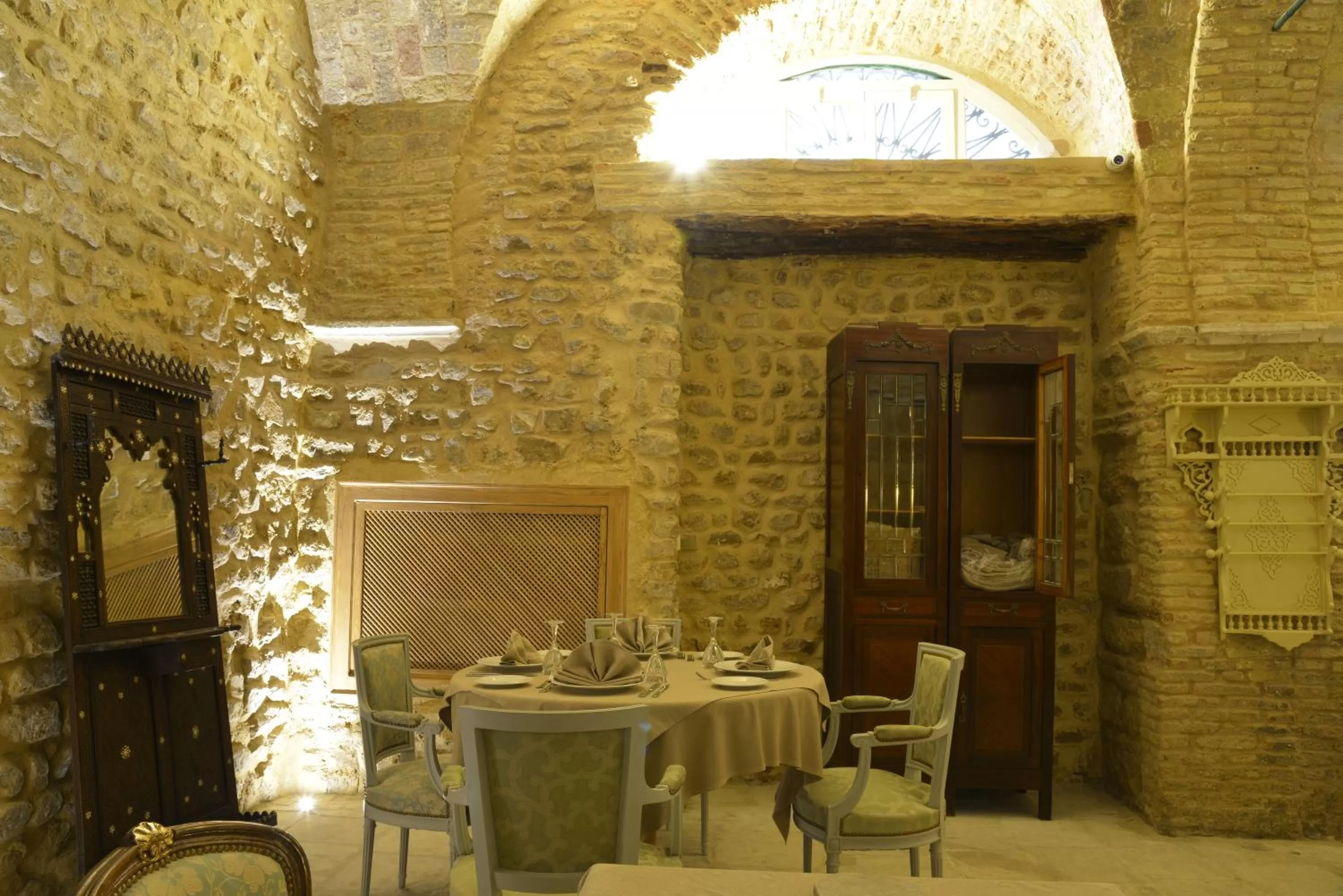 Restaurant/places to eat in Palais Bayram