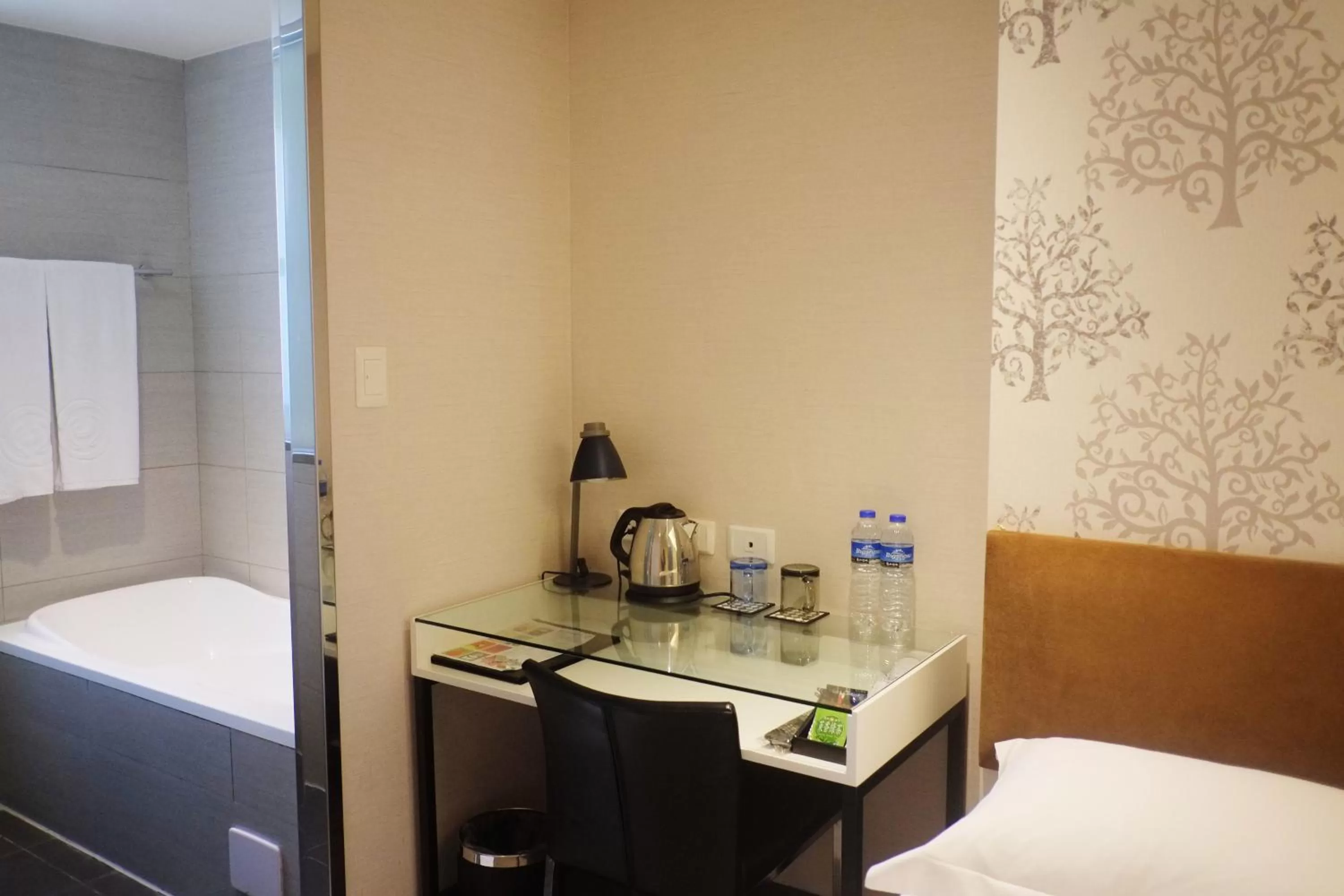 Seating area, Bed in Hotel Puri