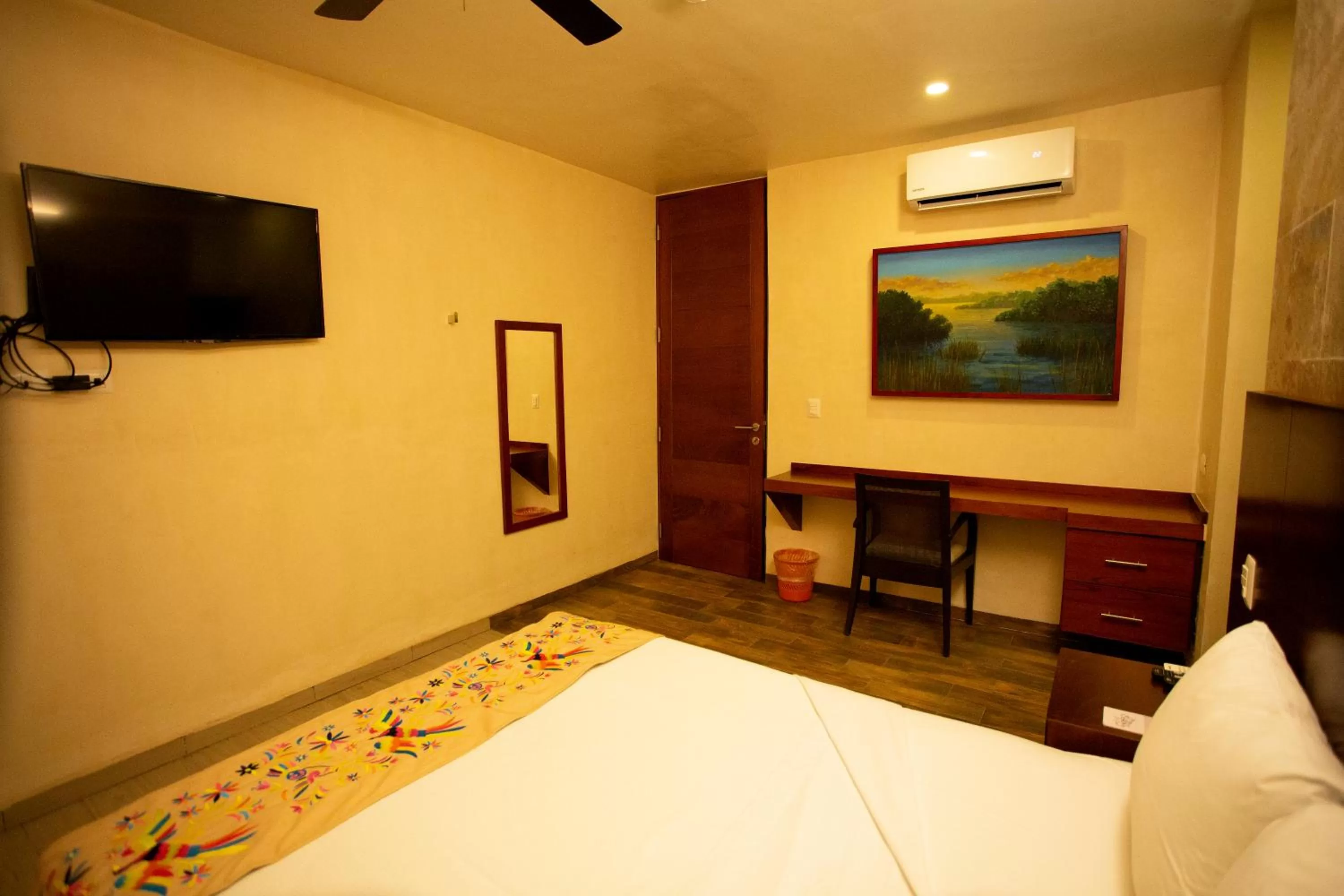 Bed, TV/Entertainment Center in La Casona de Sisal Hotel