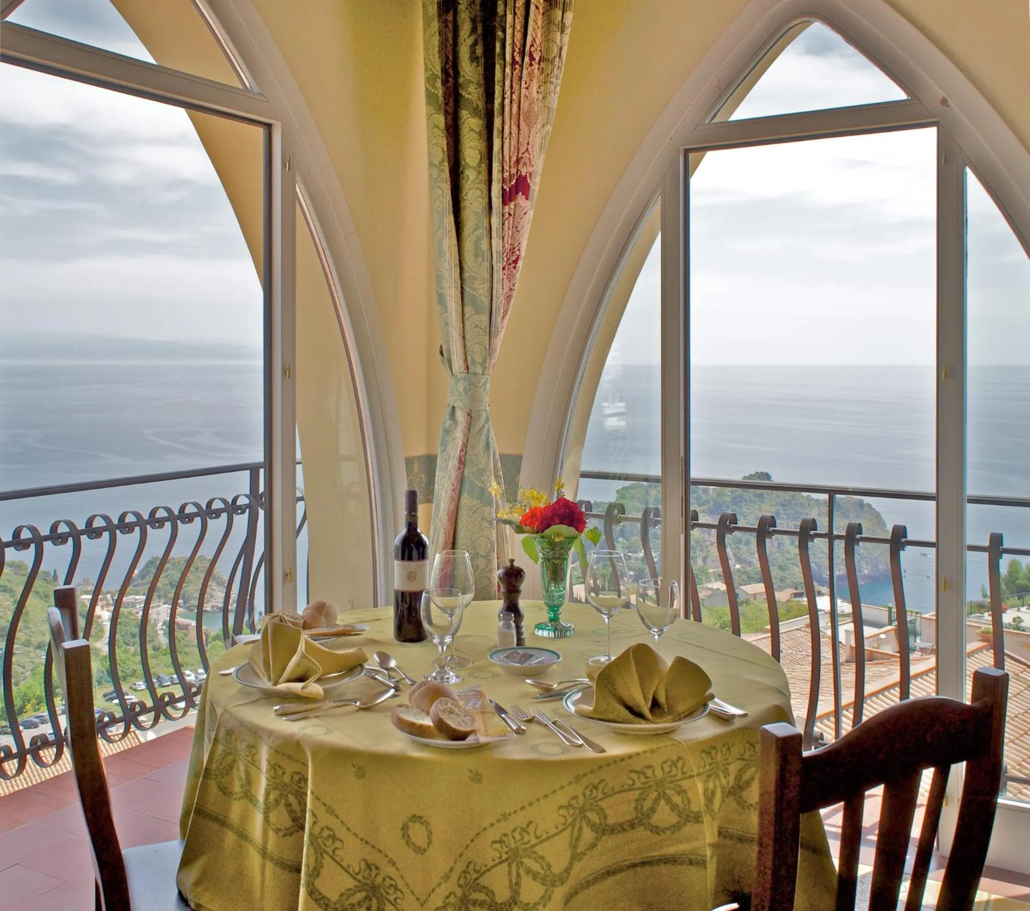 Restaurant/places to eat in Hotel Sirius