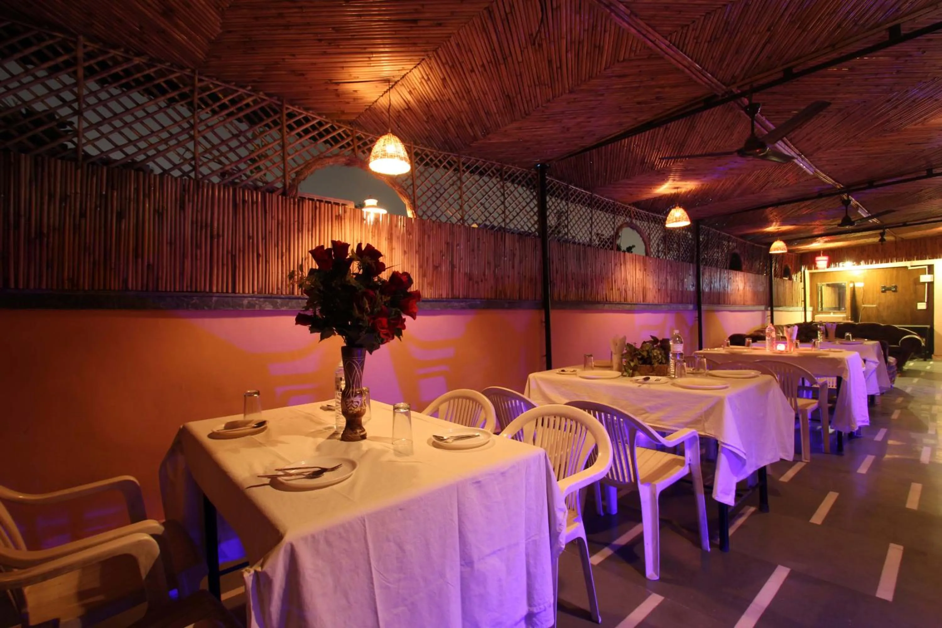 Restaurant/Places to Eat in Hotel Star View