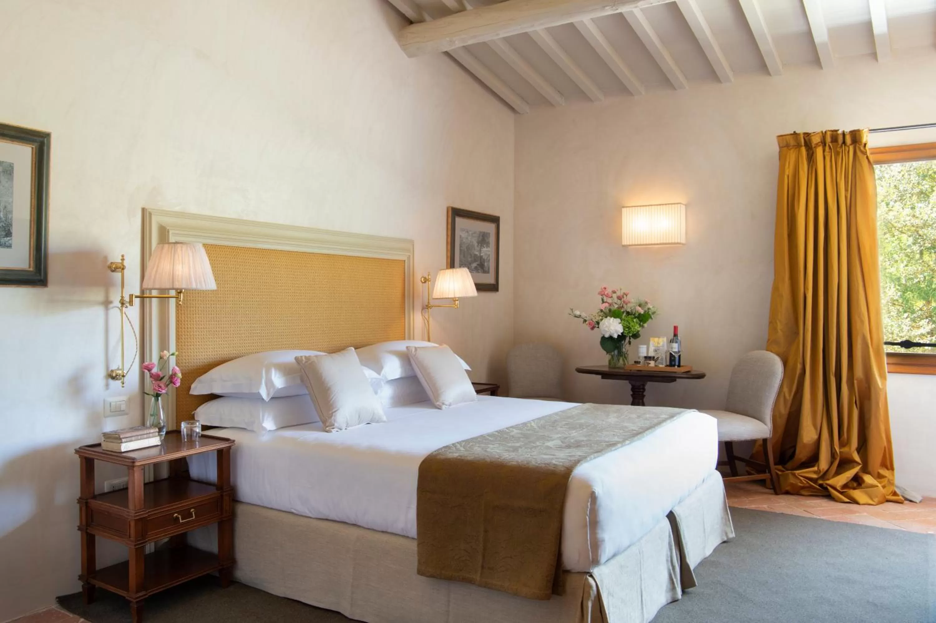 Bed in Viesca Toscana Suites & Villas