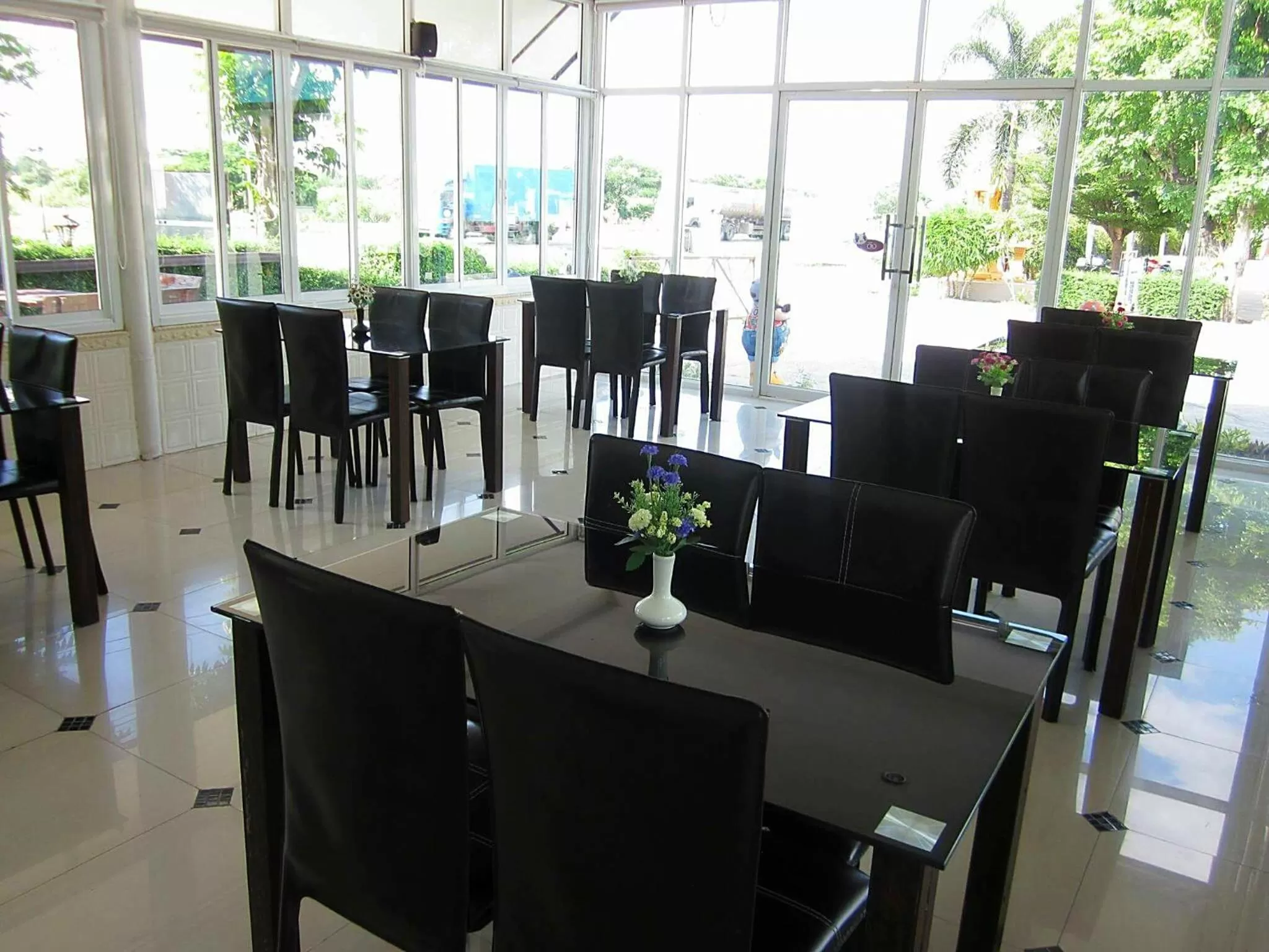 Dining area in โรงแรมฟ้าพราวฝน Fah Proud Fon Hotel