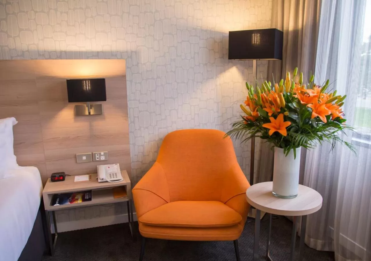 Seating area, Bed in Sudima Hotel Christchurch Airport