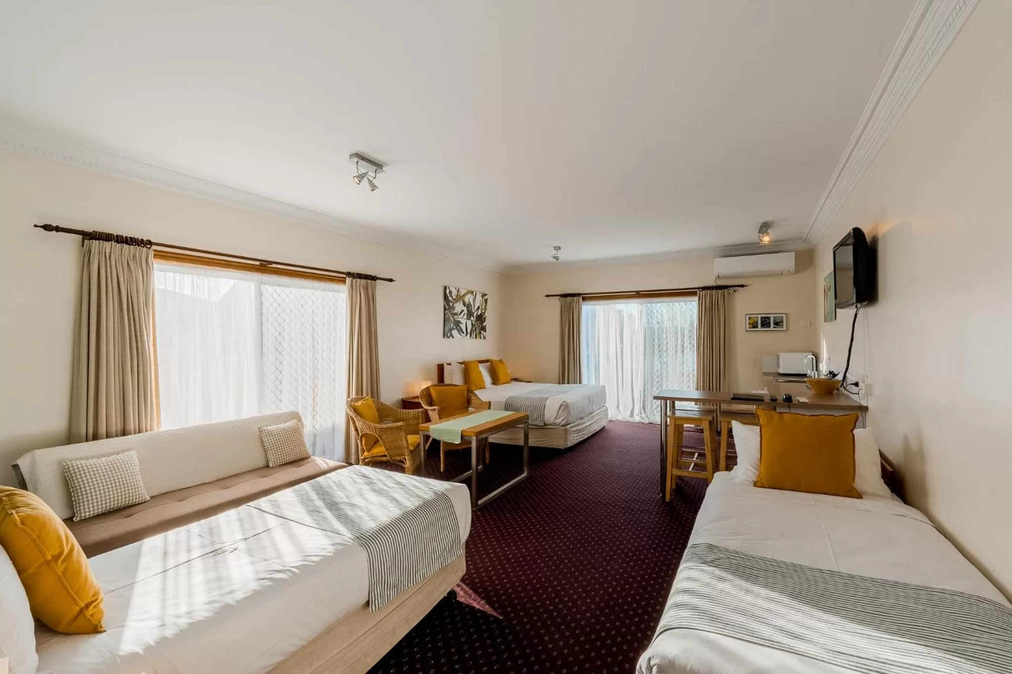 Photo of the whole room, Bed in The Henry Parkes Tenterfield