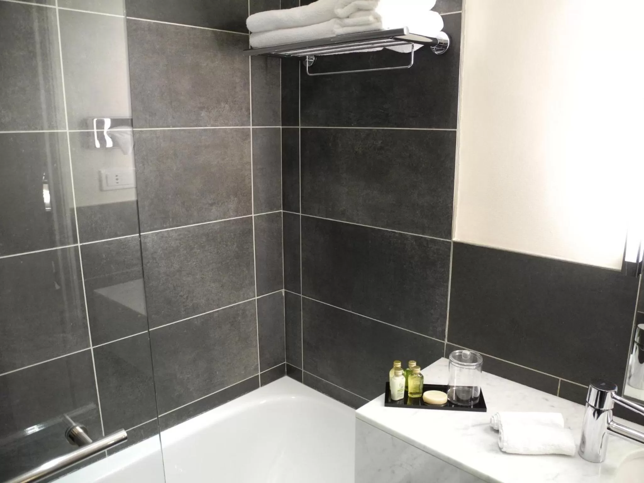 Bathroom in Hôtel Marais Bastille