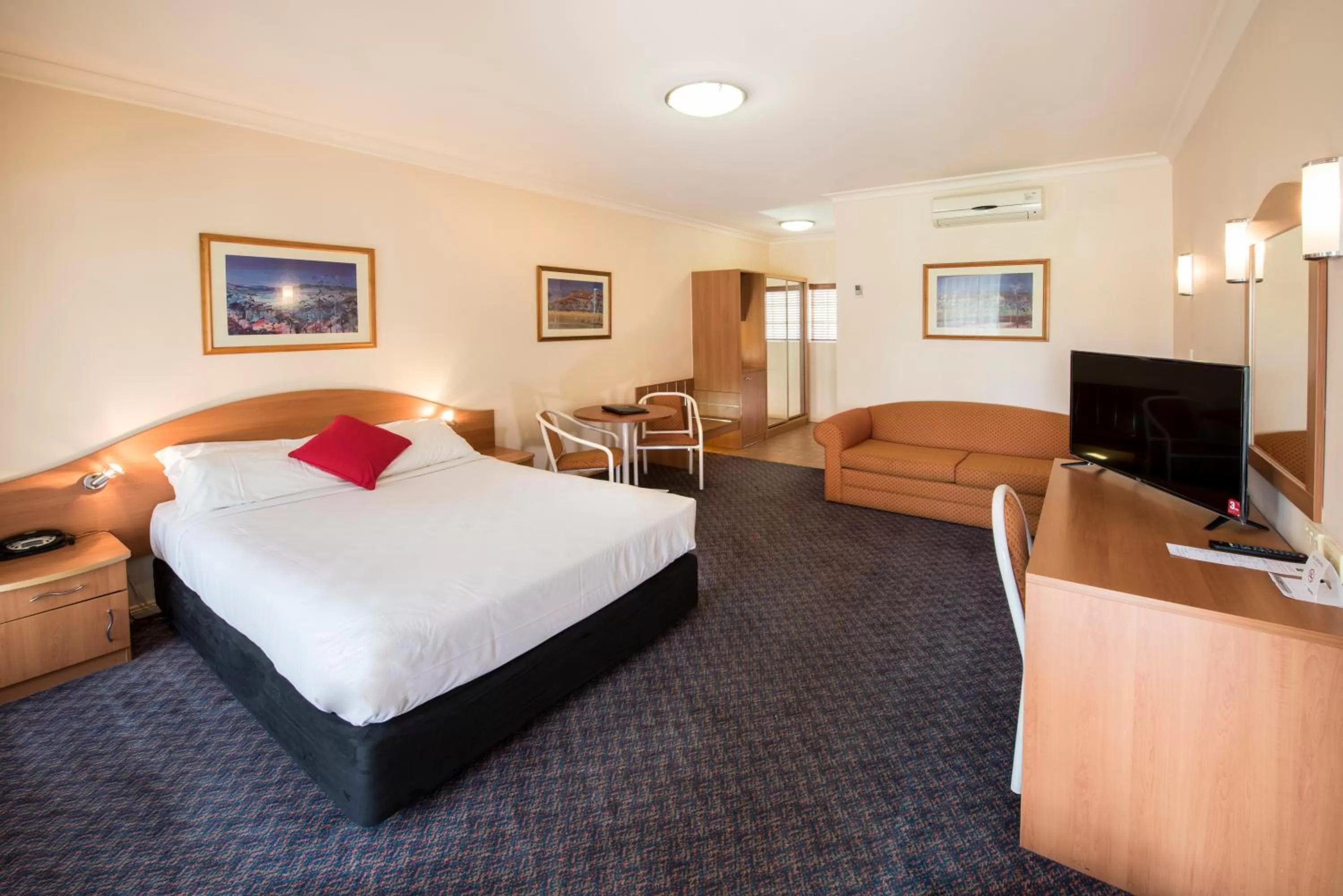 Photo of the whole room, Bed in Quality Inn Penrith Sydney
