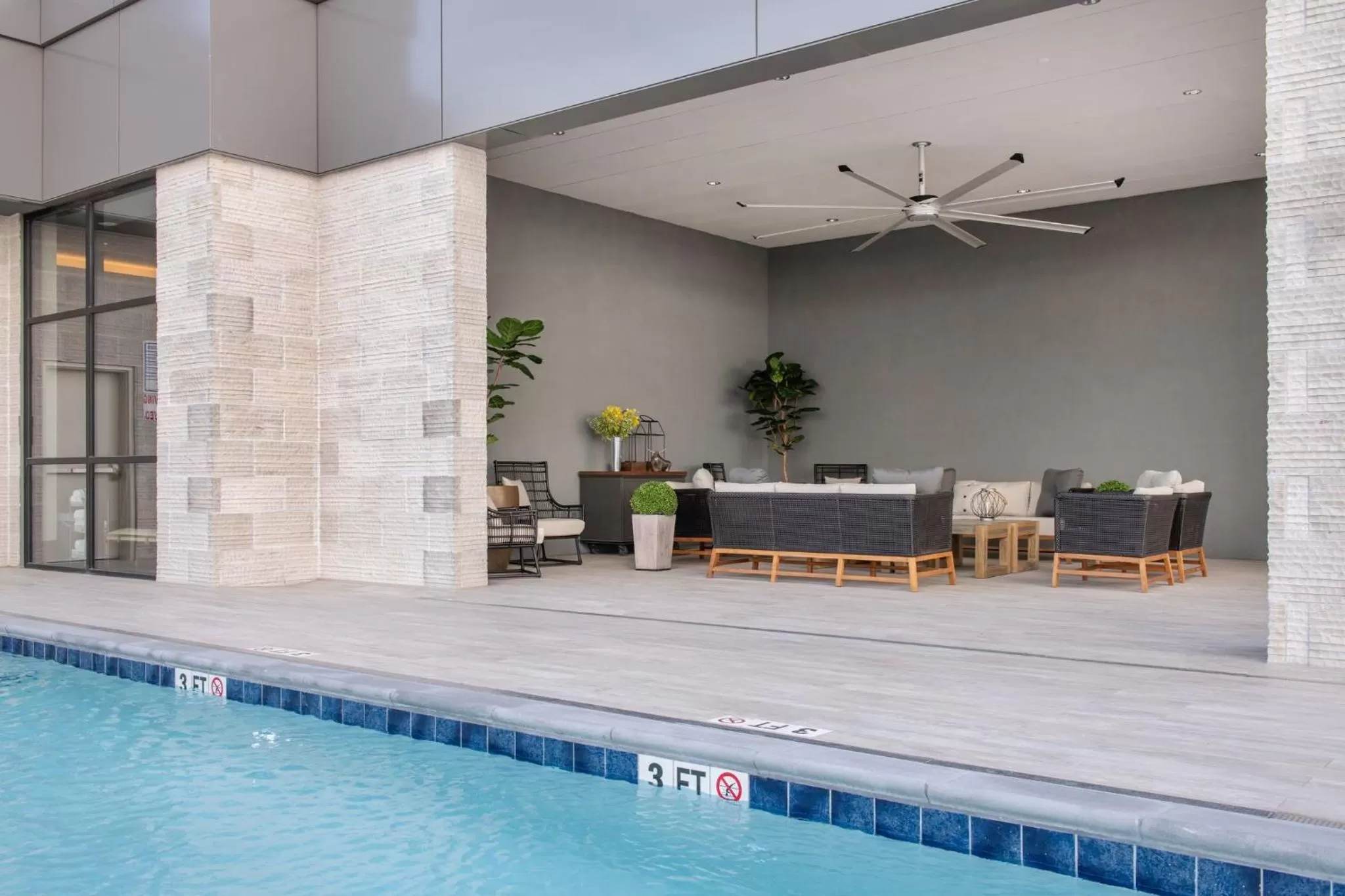 Swimming pool in Holiday Inn & Suites Nashville Downtown Broadway