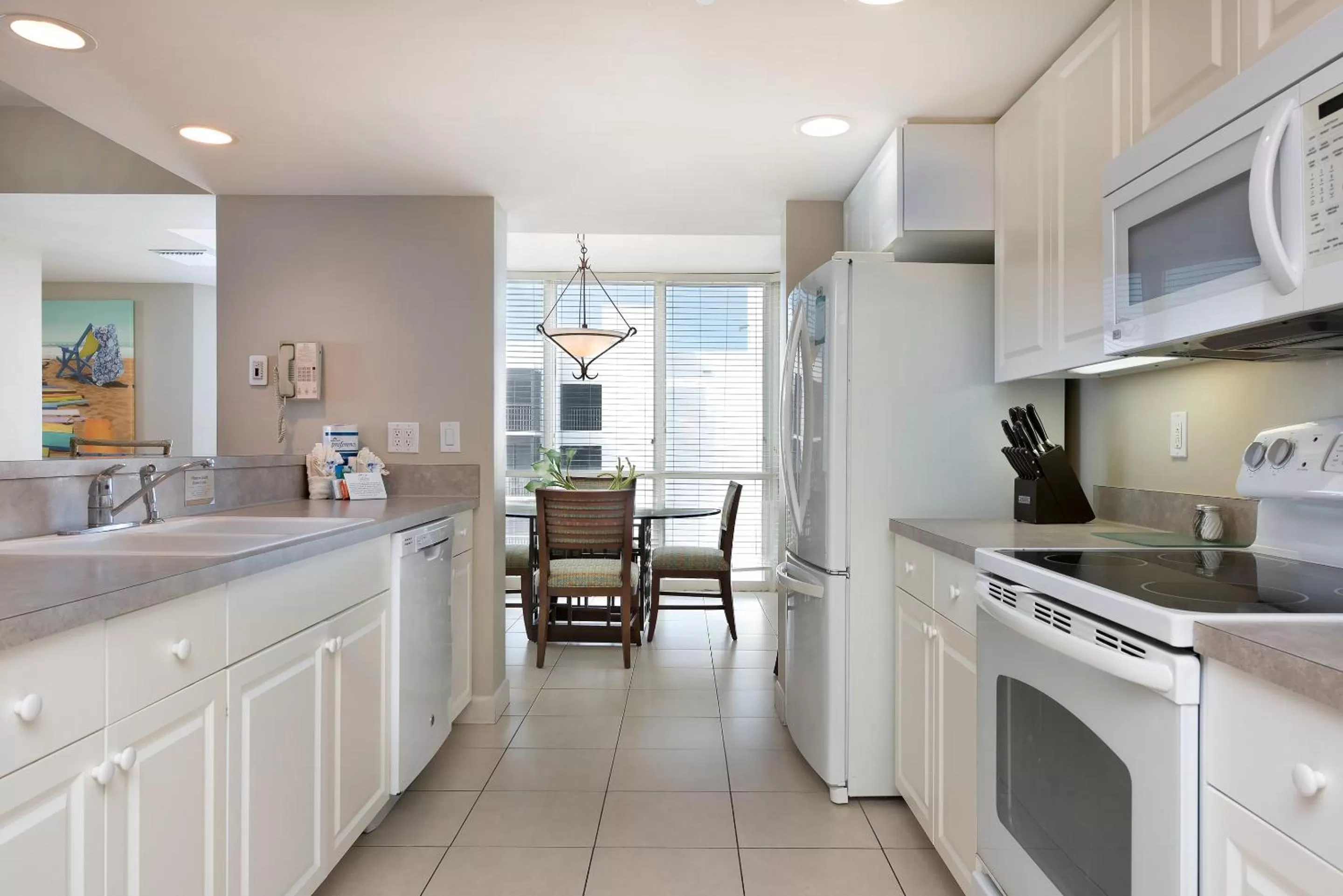 Kitchen or kitchenette in GullWing Beach Resort