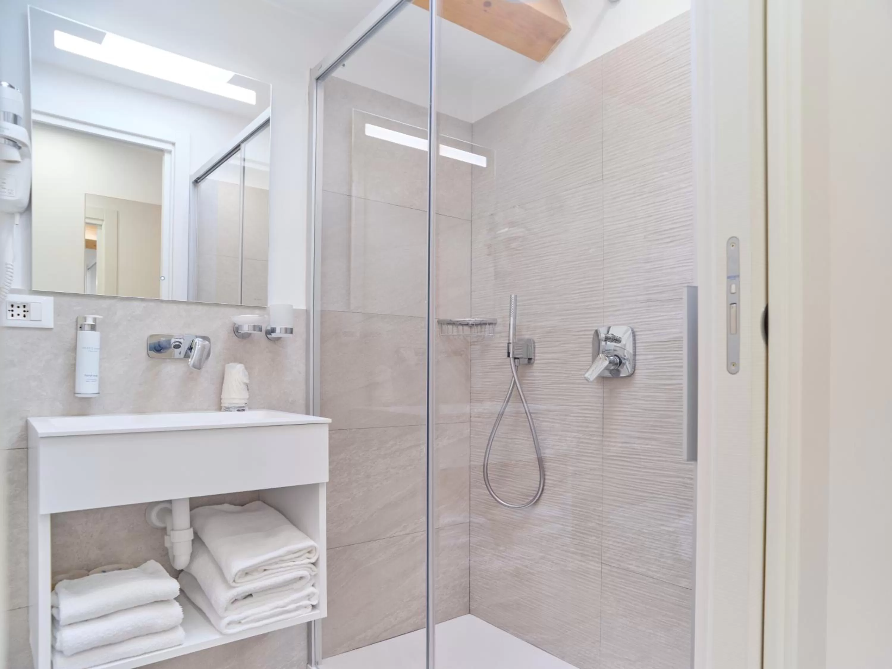 Shower, Bathroom in Hotel Medusa