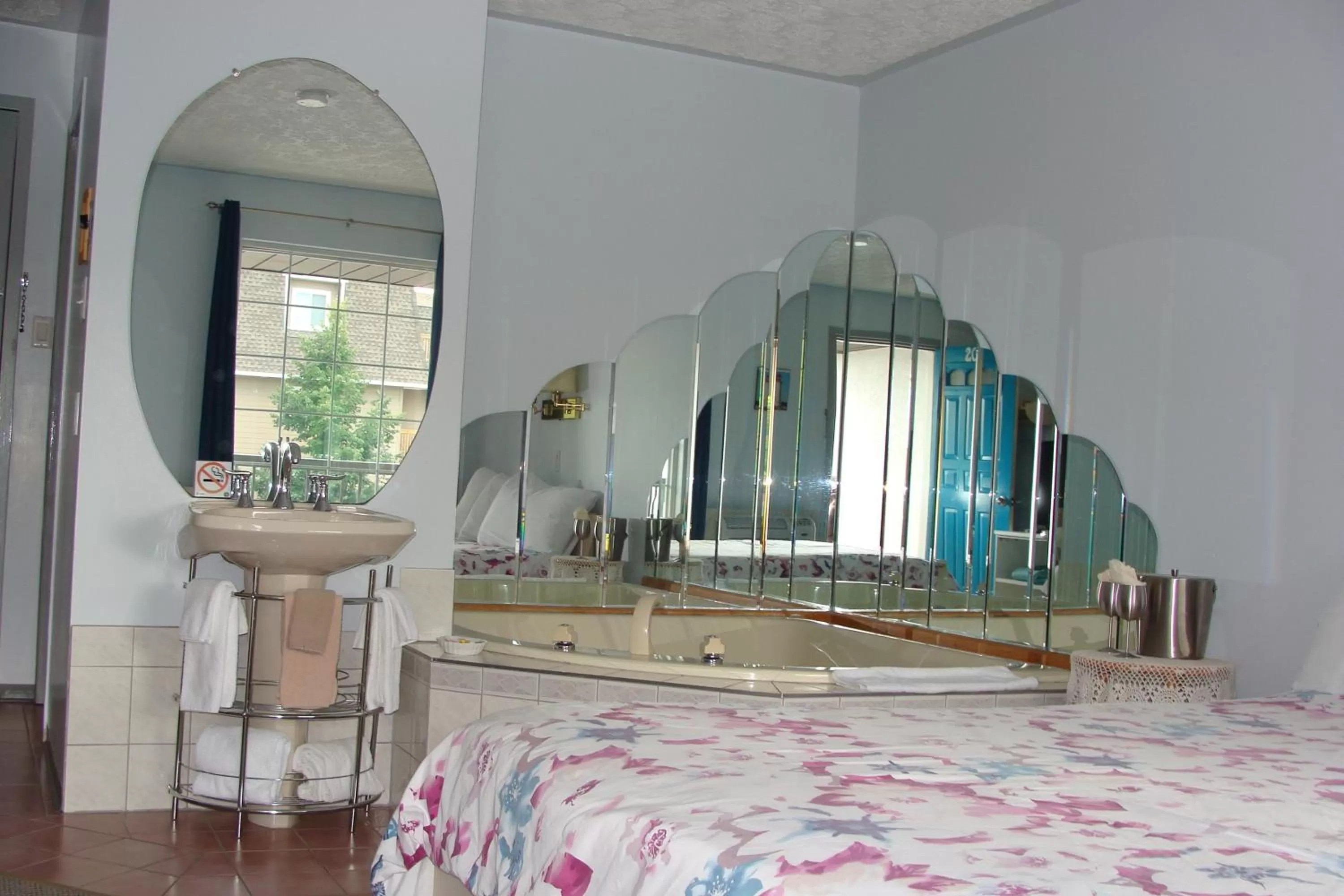 Decorative detail in Leisure Inn