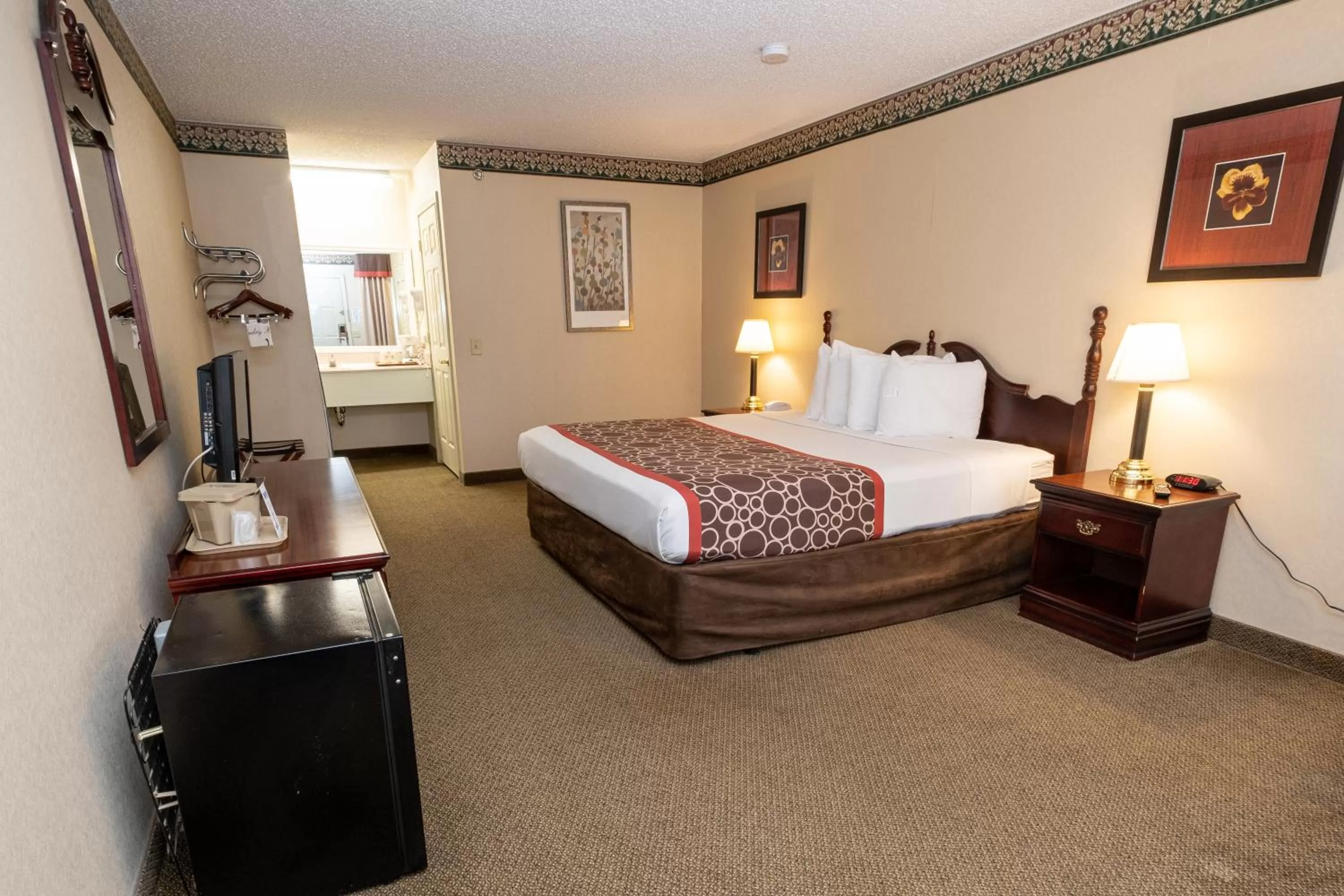 Bedroom, Bed in Hilltop Inn & Suites, near Foxwoods Casino