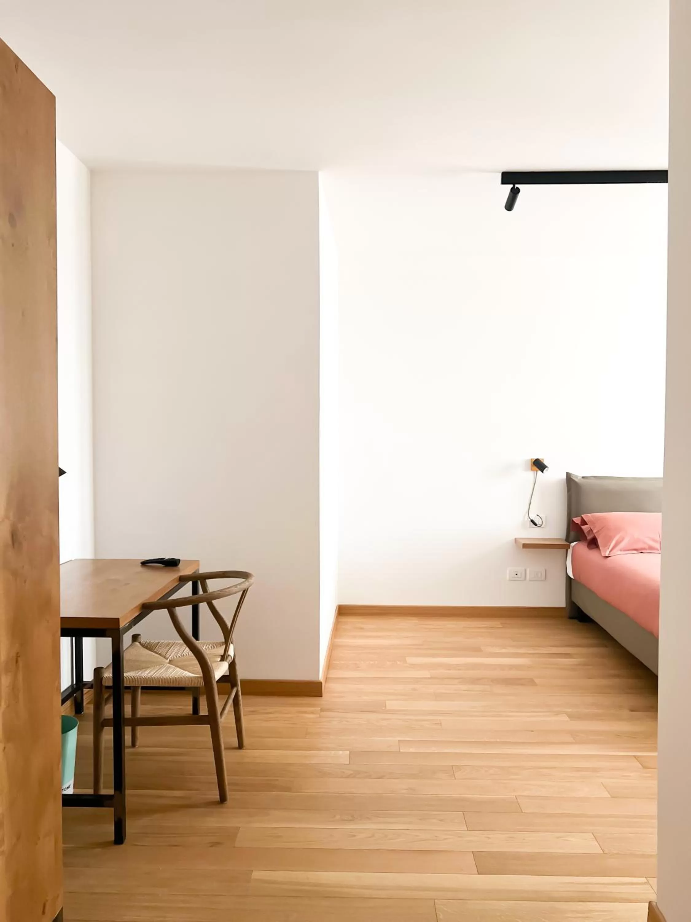 Glass House - Smart Rooms & Parking