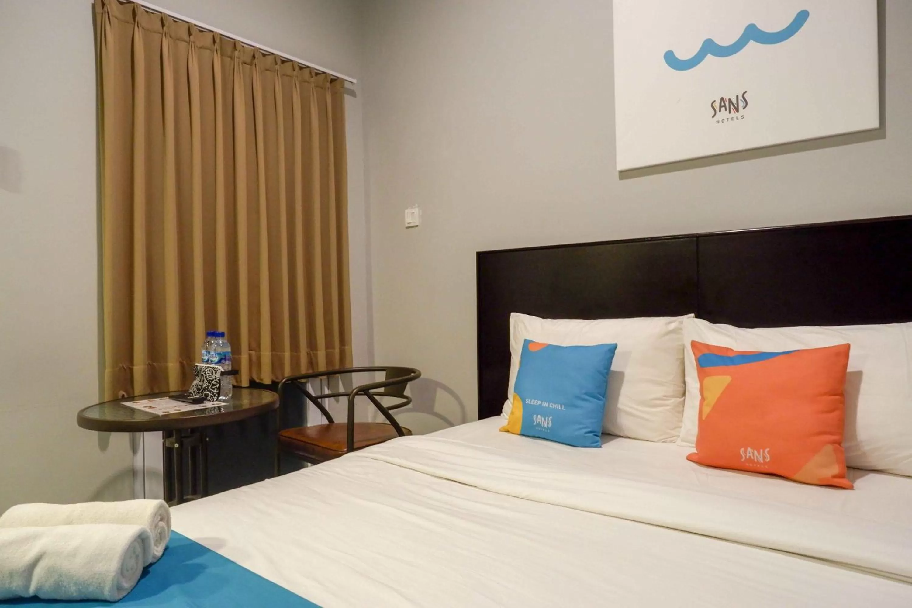 Bedroom, Bed in Sans Hotel Empress Simpang Lima