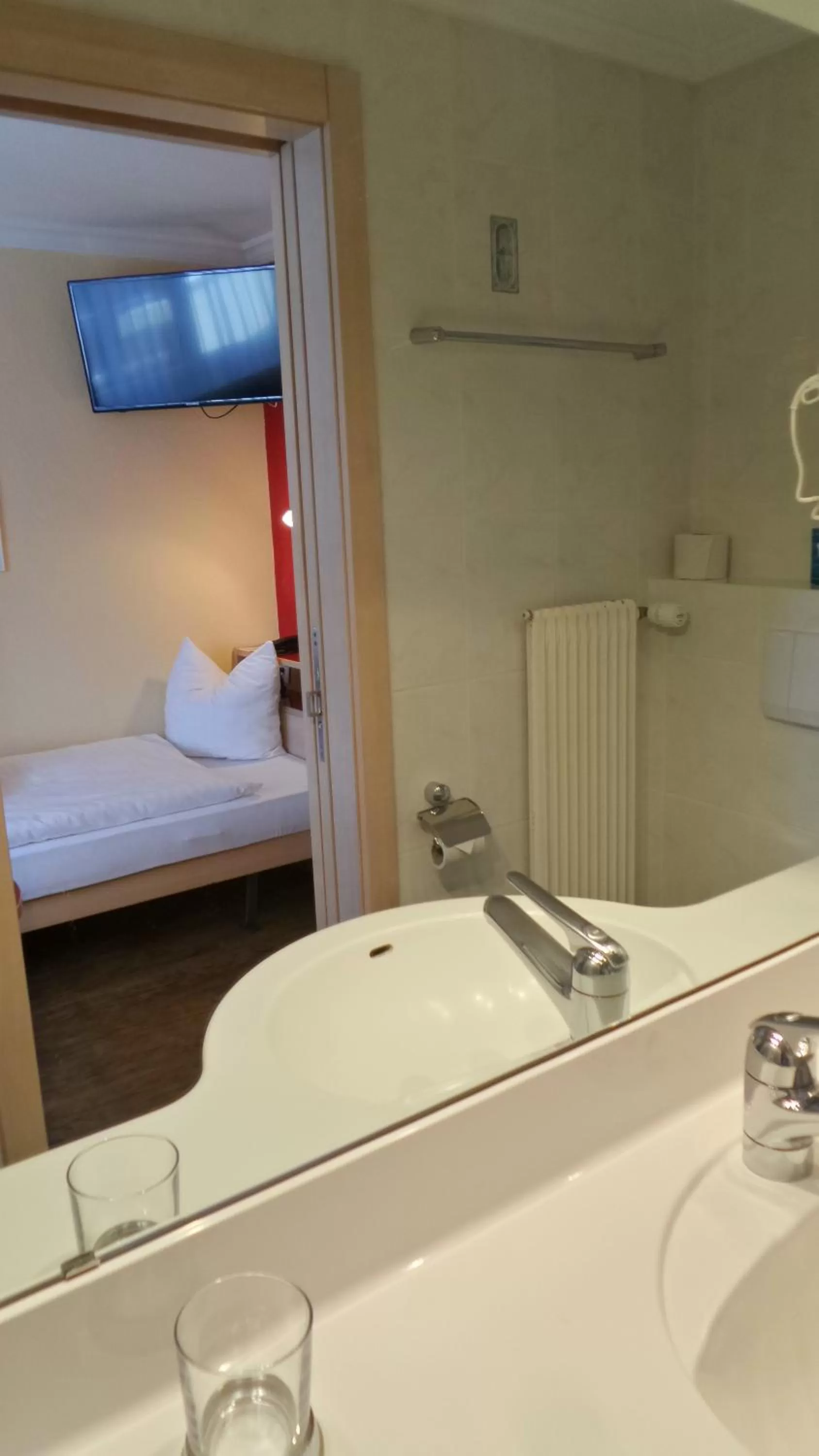 Bathroom, Bed in Hotel Europa