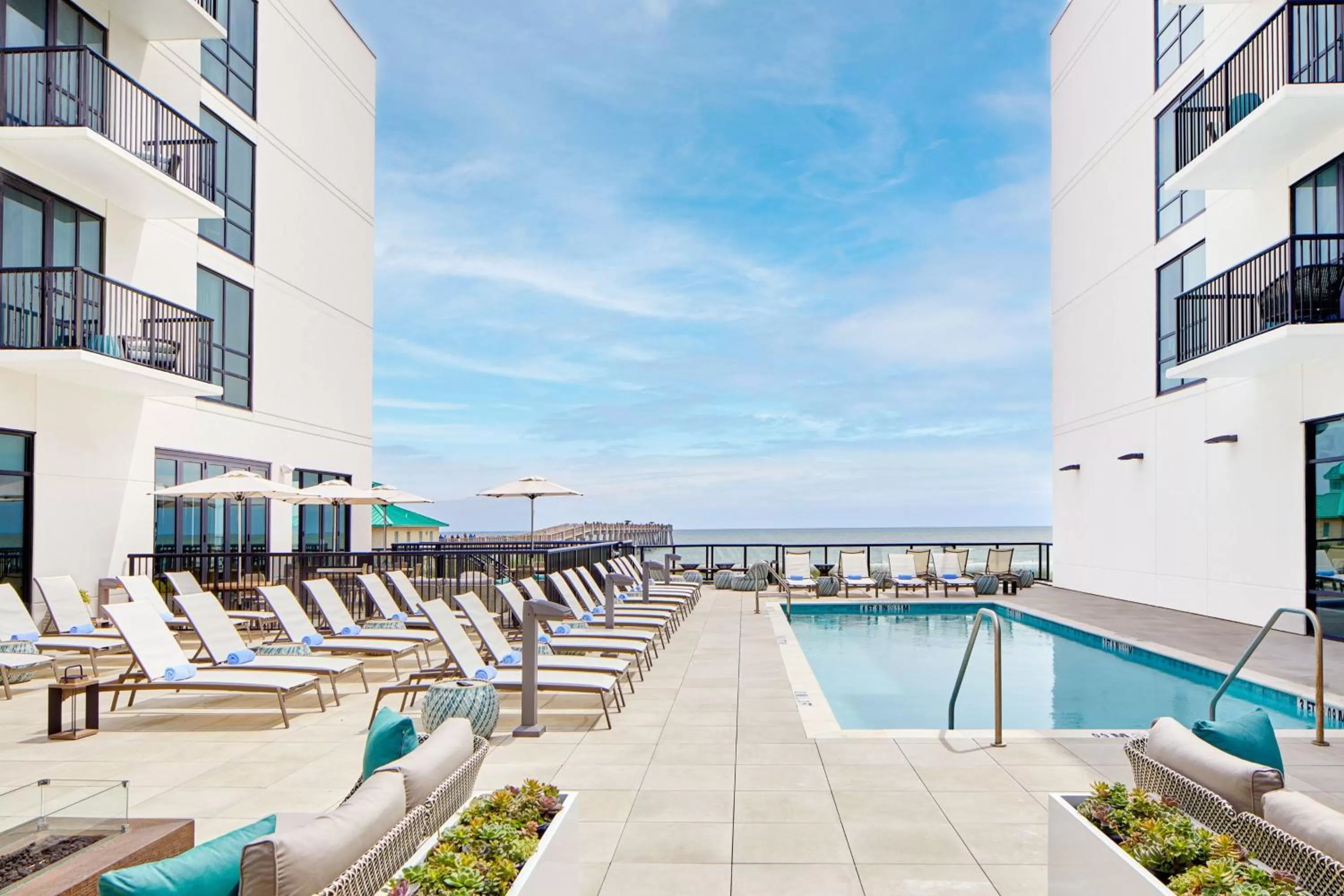 Swimming pool in SpringHill Suites by Marriott Jacksonville Beach Oceanfront