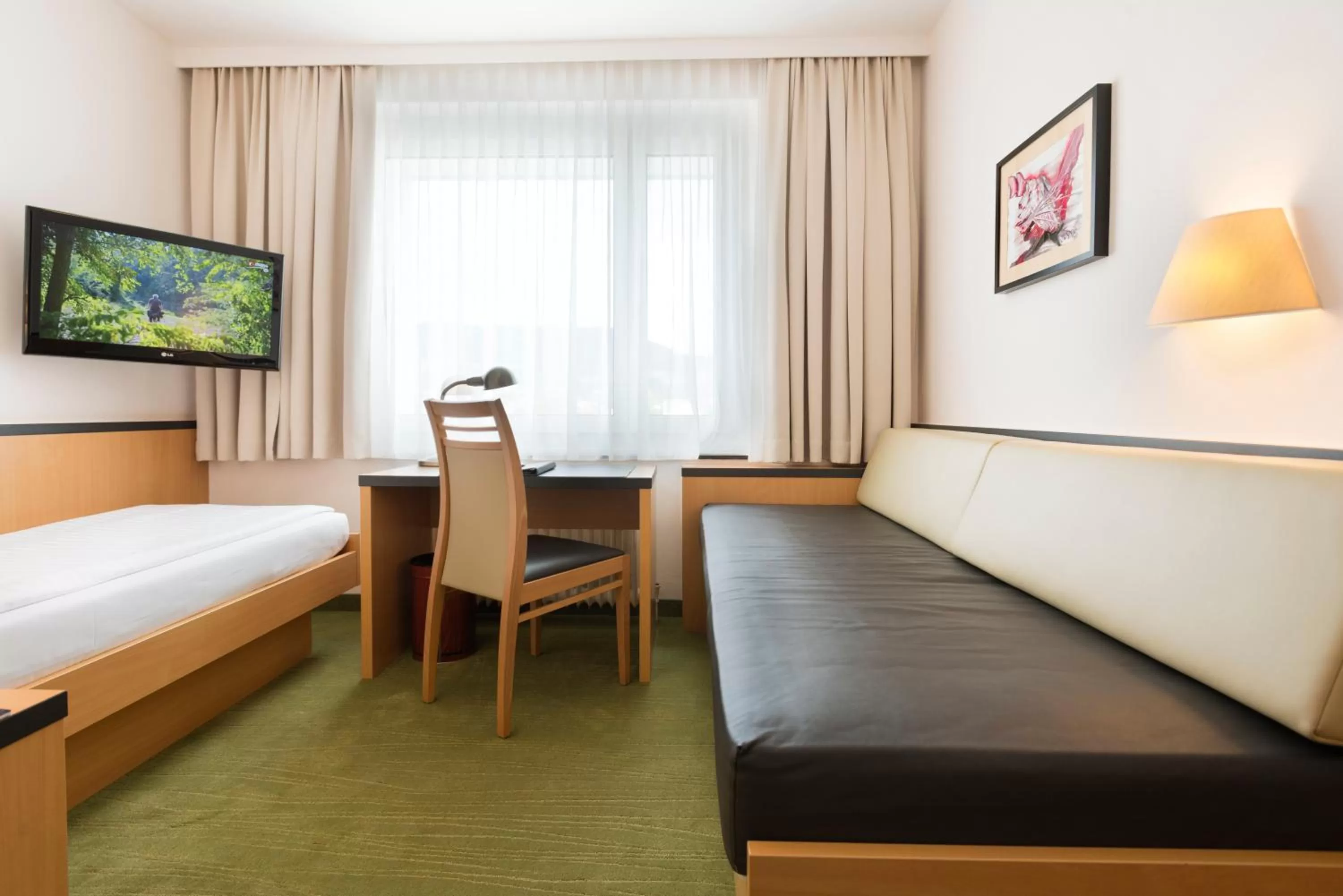 Photo of the whole room, Bed in Hotel City