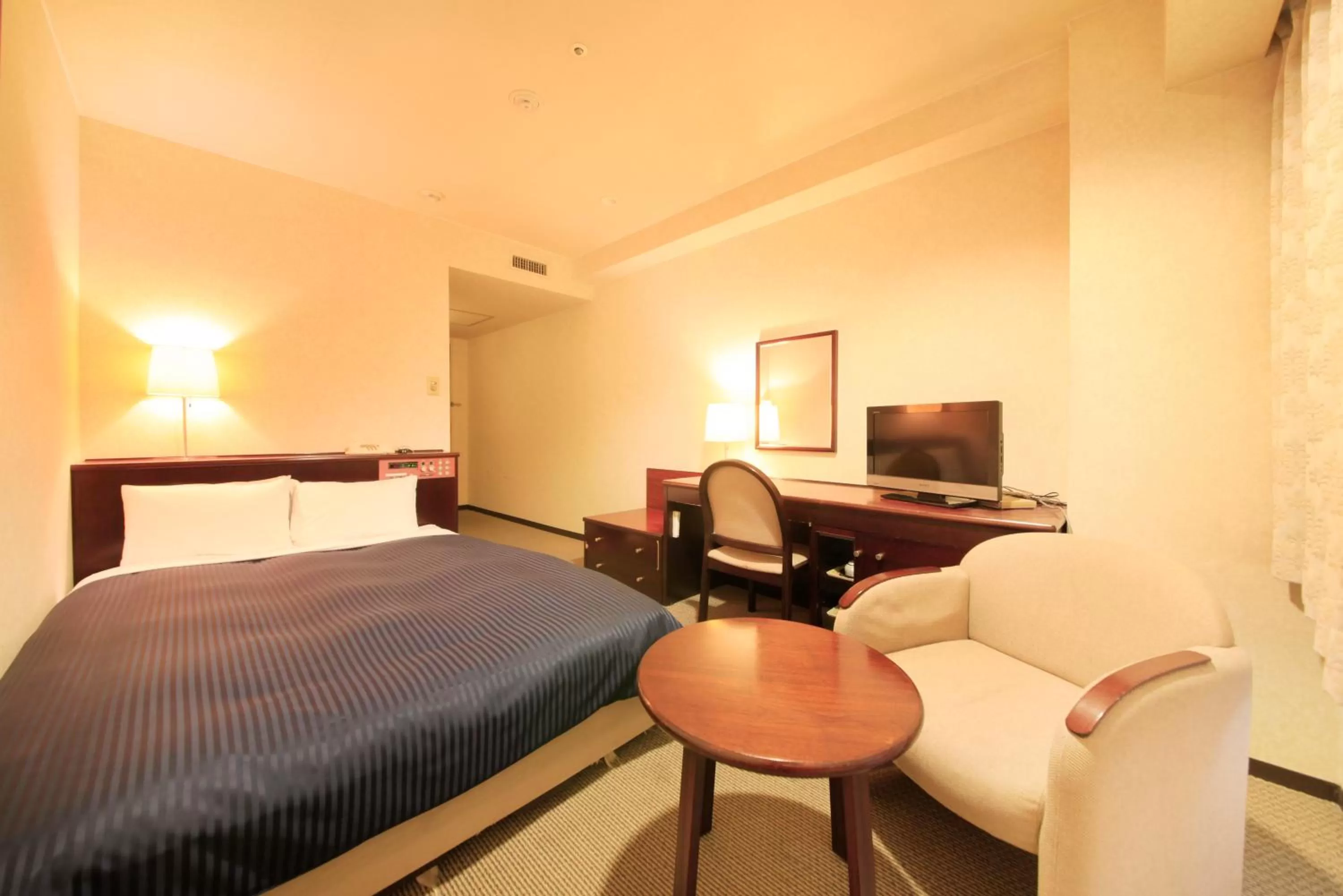 Photo of the whole room, Bed in Quintessa Hotel Ogaki