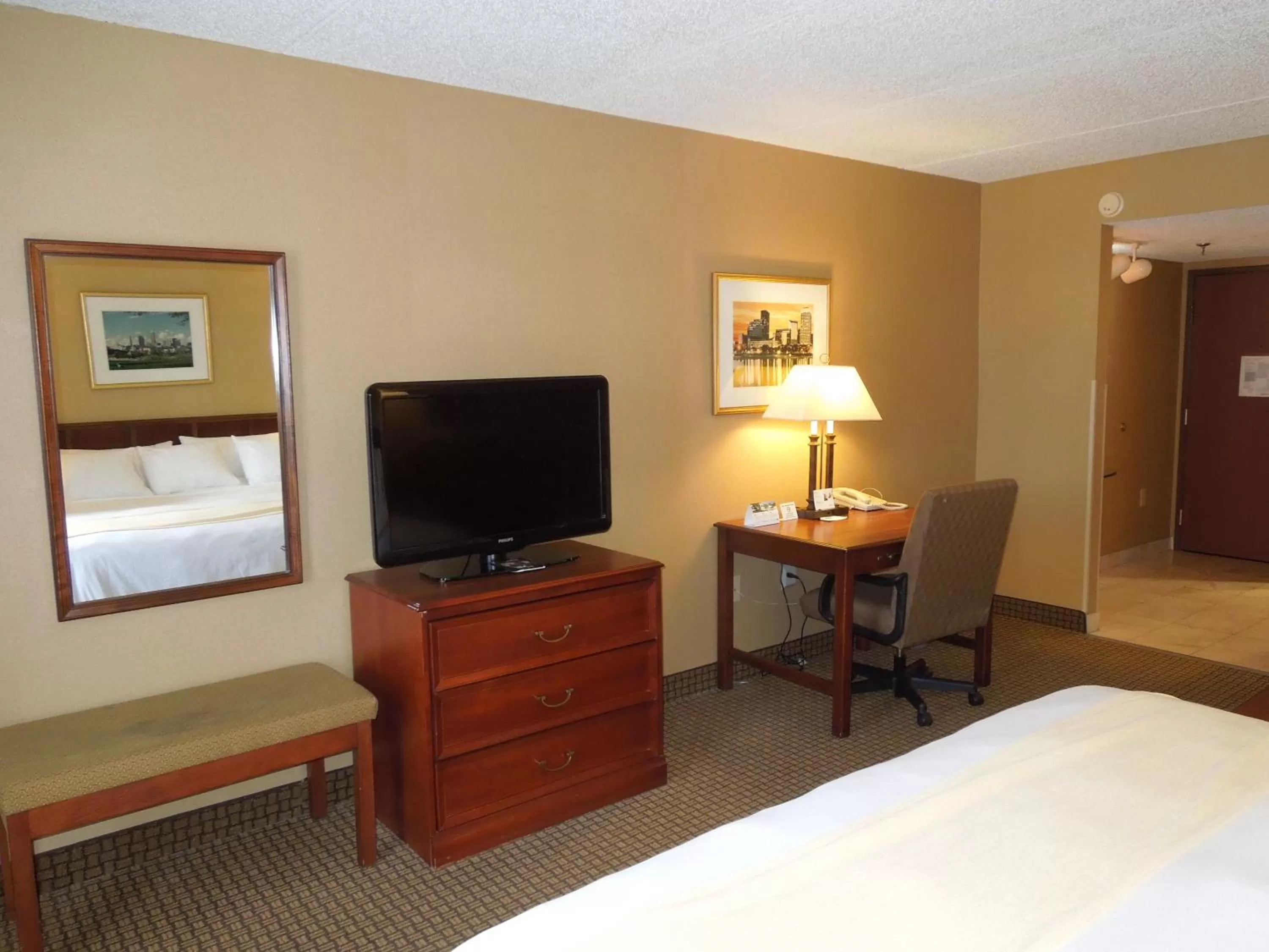King Room with Sofa Bed - Non-Smoking in Hotel RL Cleveland Airport West