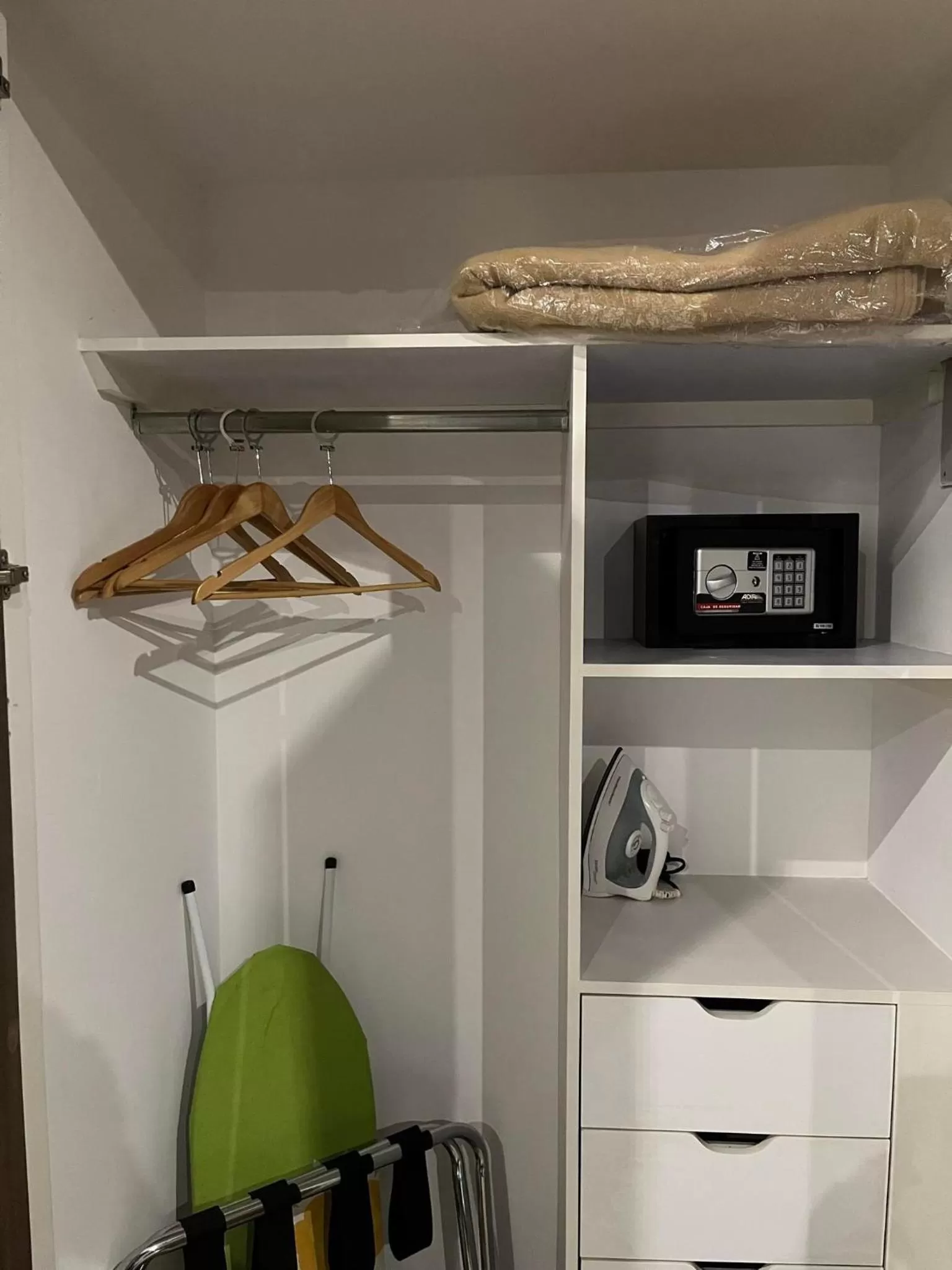 wardrobe in Zújmú Business Boutique Hotel