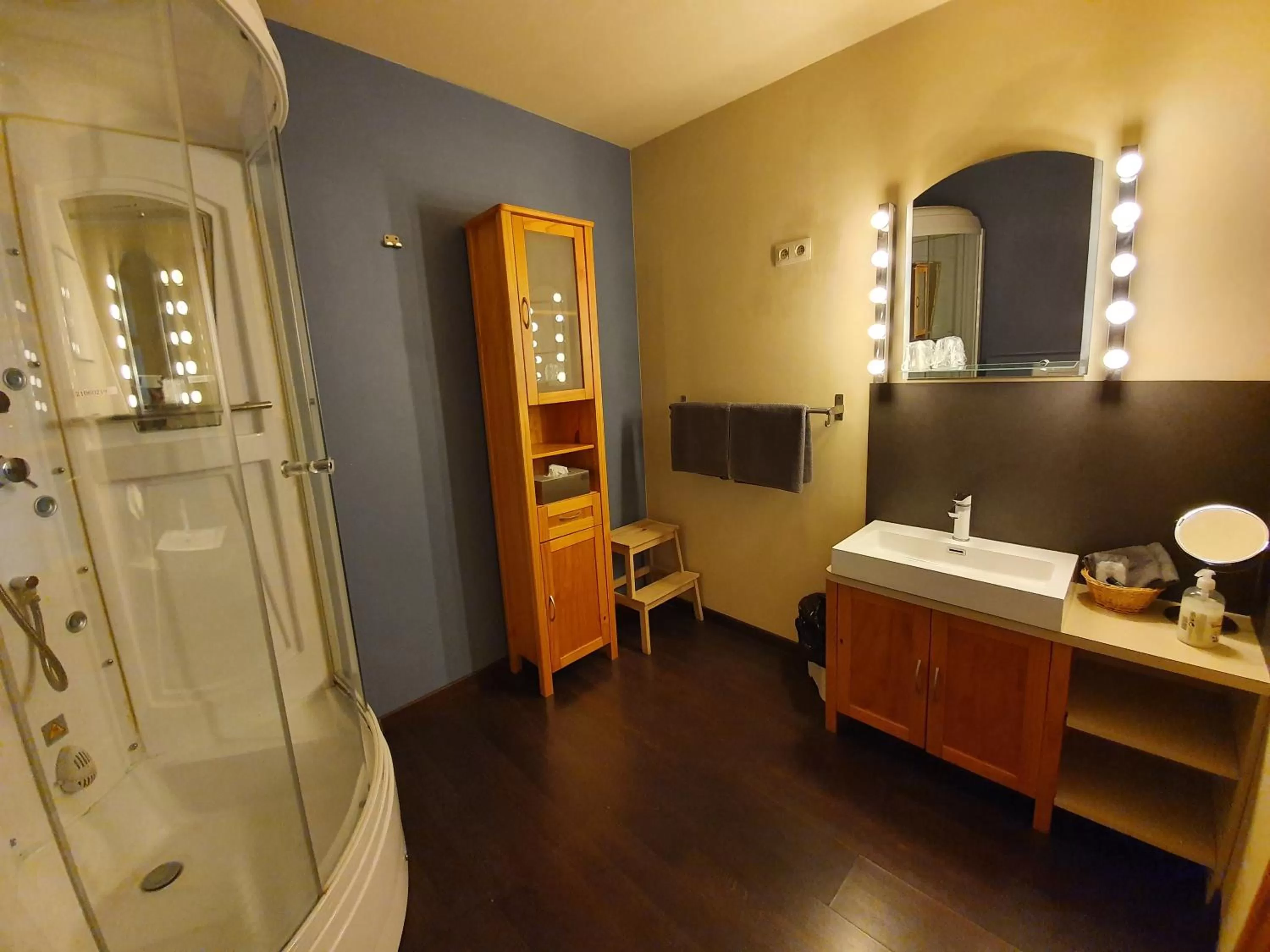 Bathroom, Bed in B&B Herberg Boerenhol DE MOTE BVBA