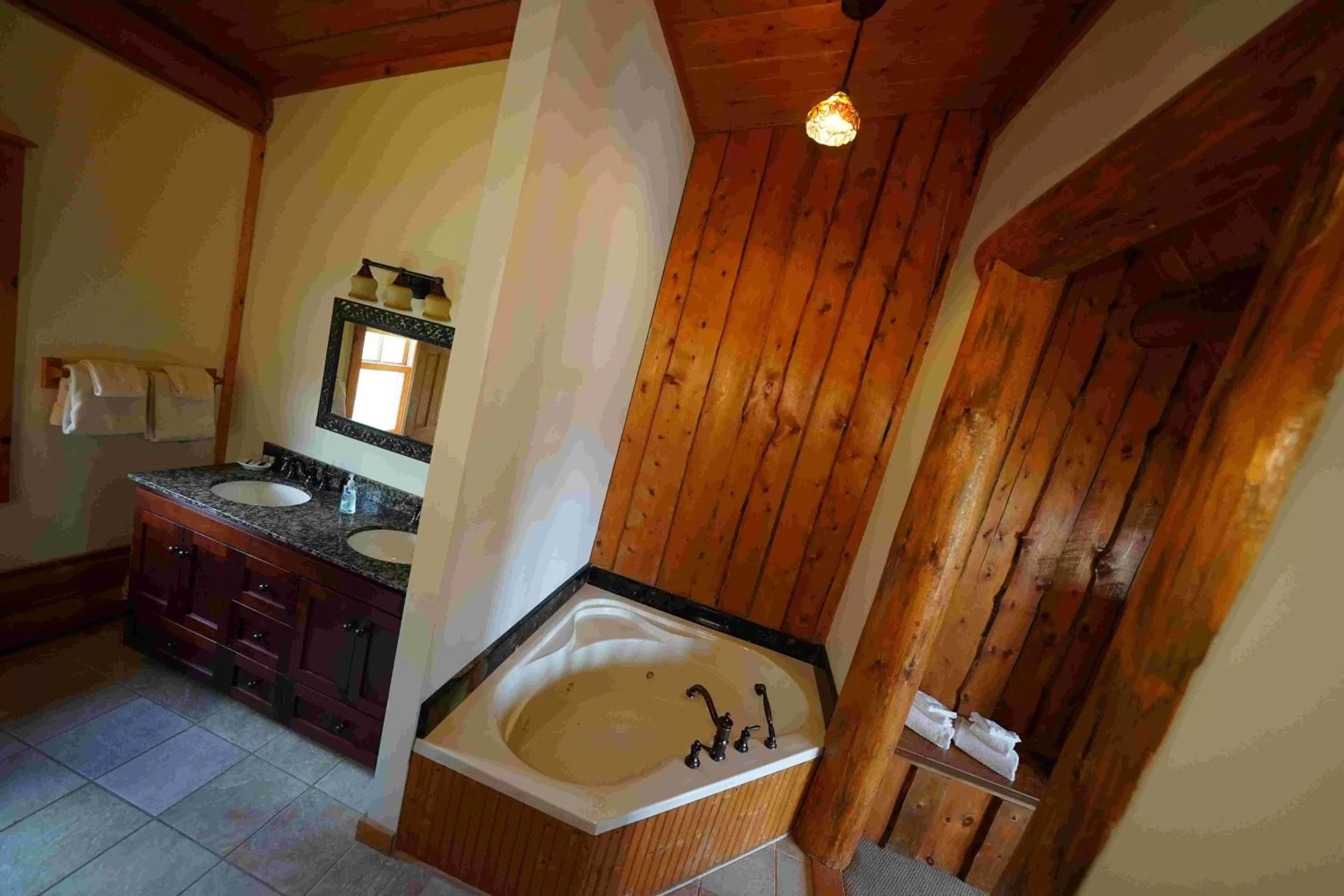 Kitchen/Kitchenette in Ampersand Bay Resort