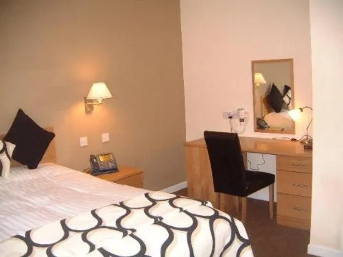 Bedroom, Bed in Ely House Hotel