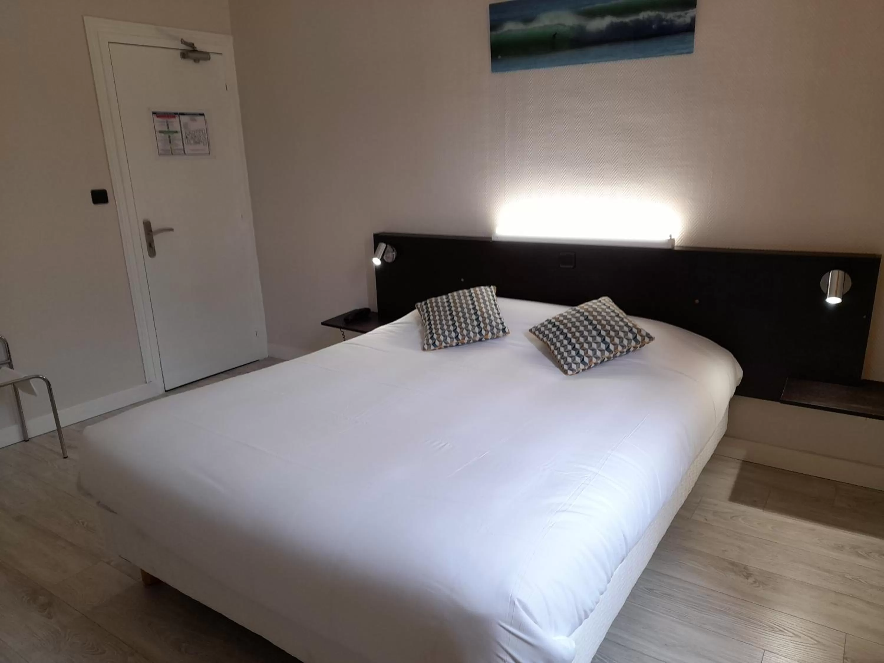 Bed in Contact Hotel de France