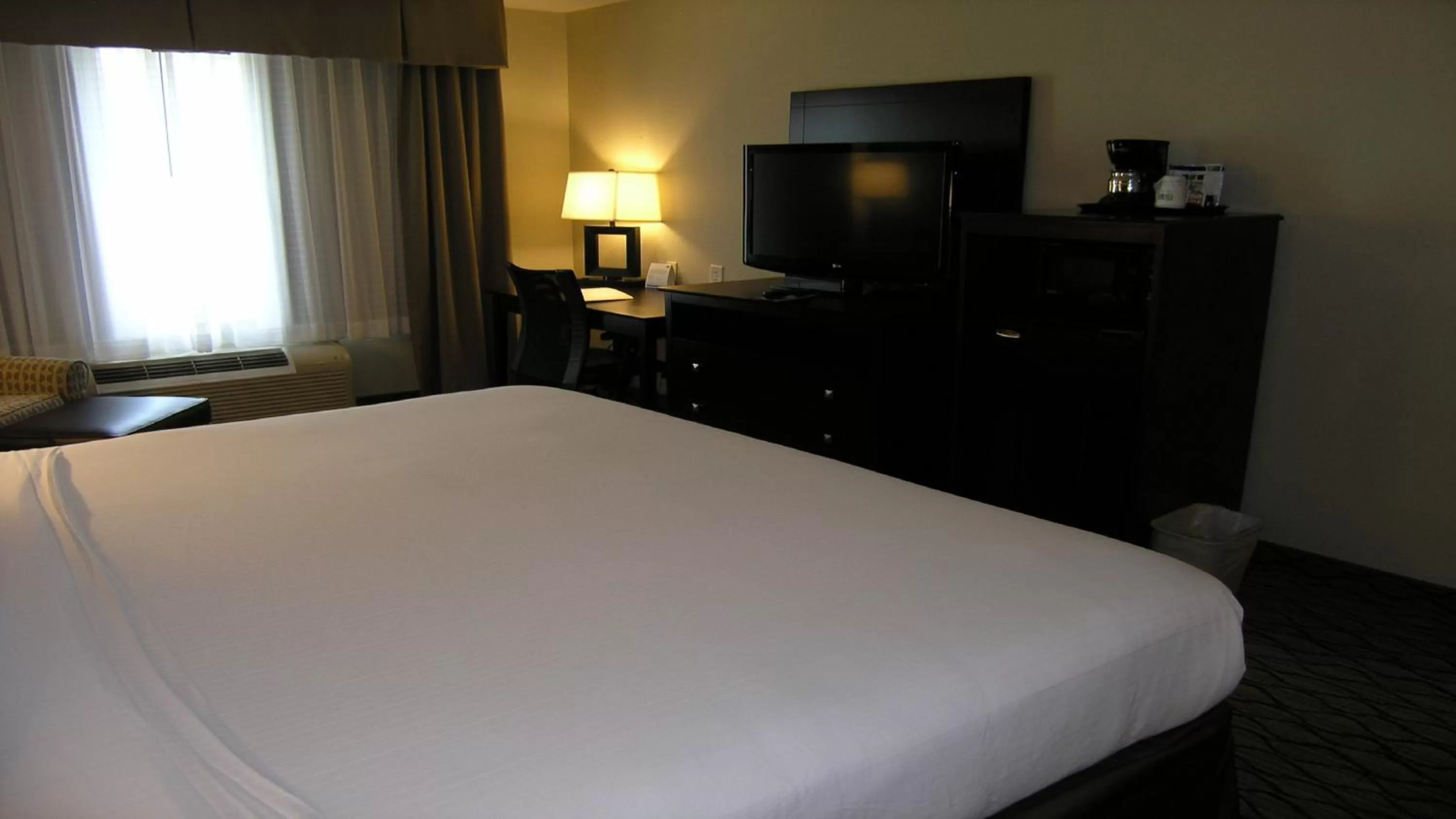Photo of the whole room, Bed in Holiday Inn Express & Suites Belle Vernon, an IHG Hotel