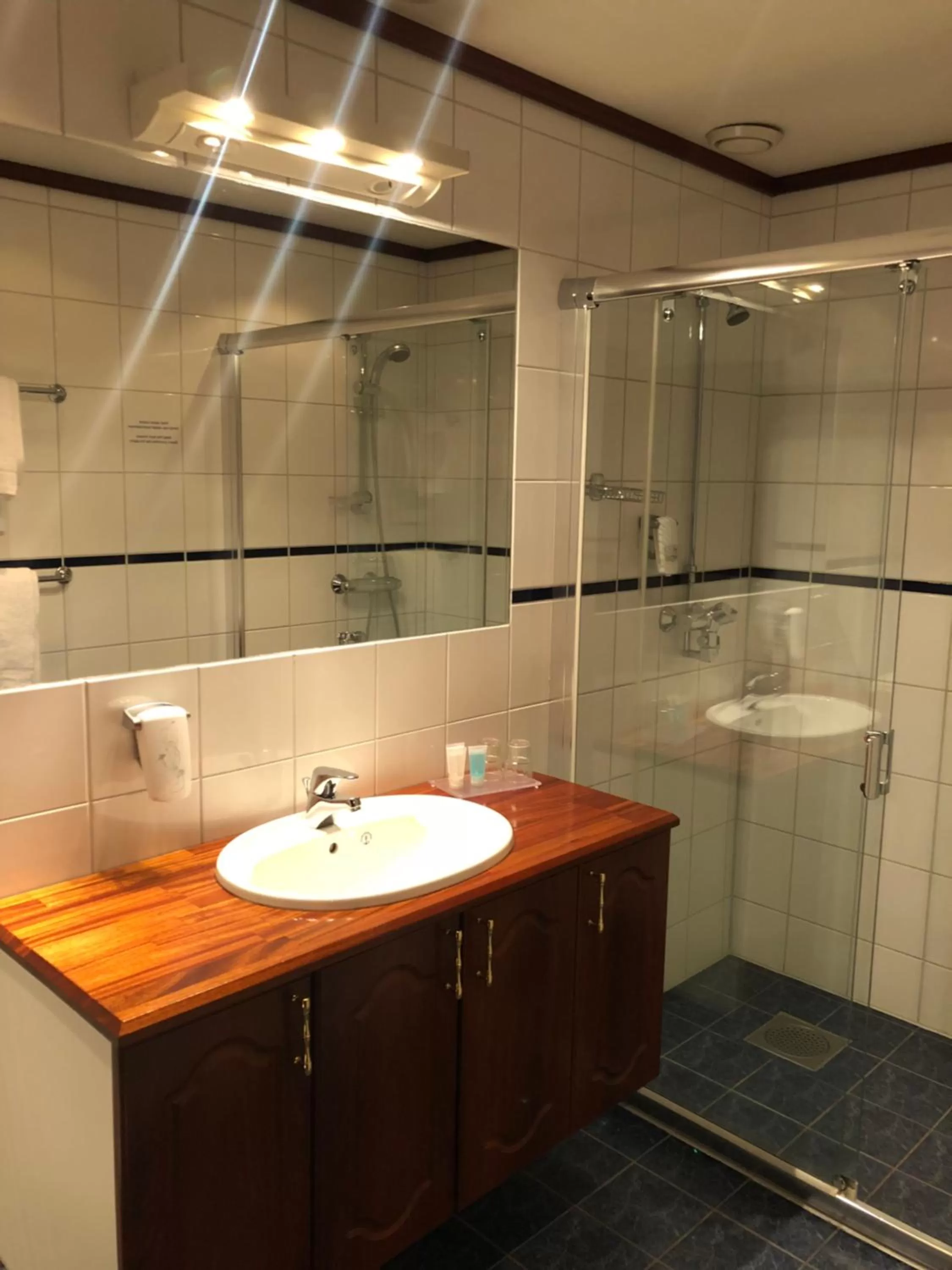 Shower in Grand Hotel Arendal - Unike Hoteller