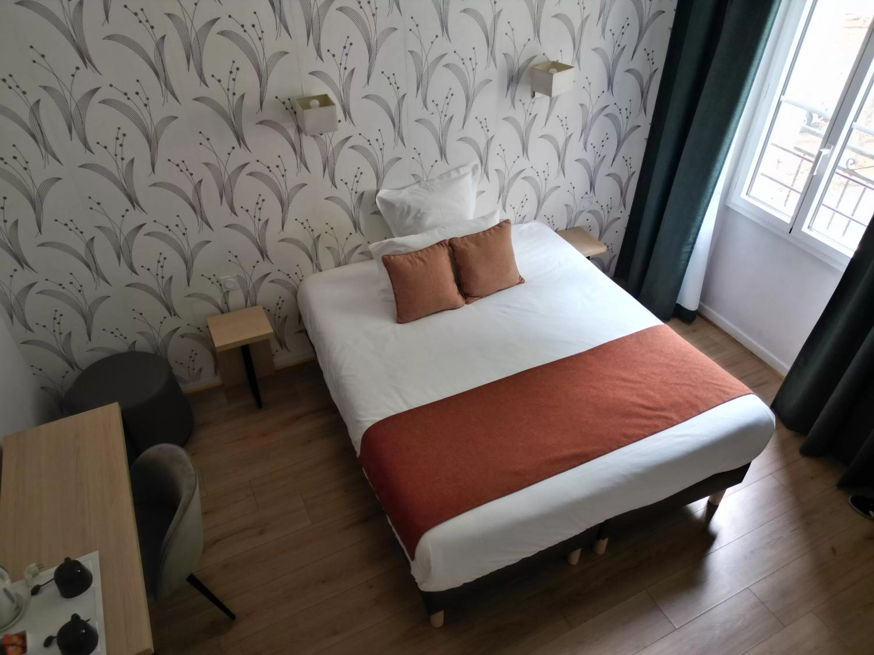 Photo of the whole room, Bed in Contact Hôtel les Platanes Villeneuve sur Lot Centre