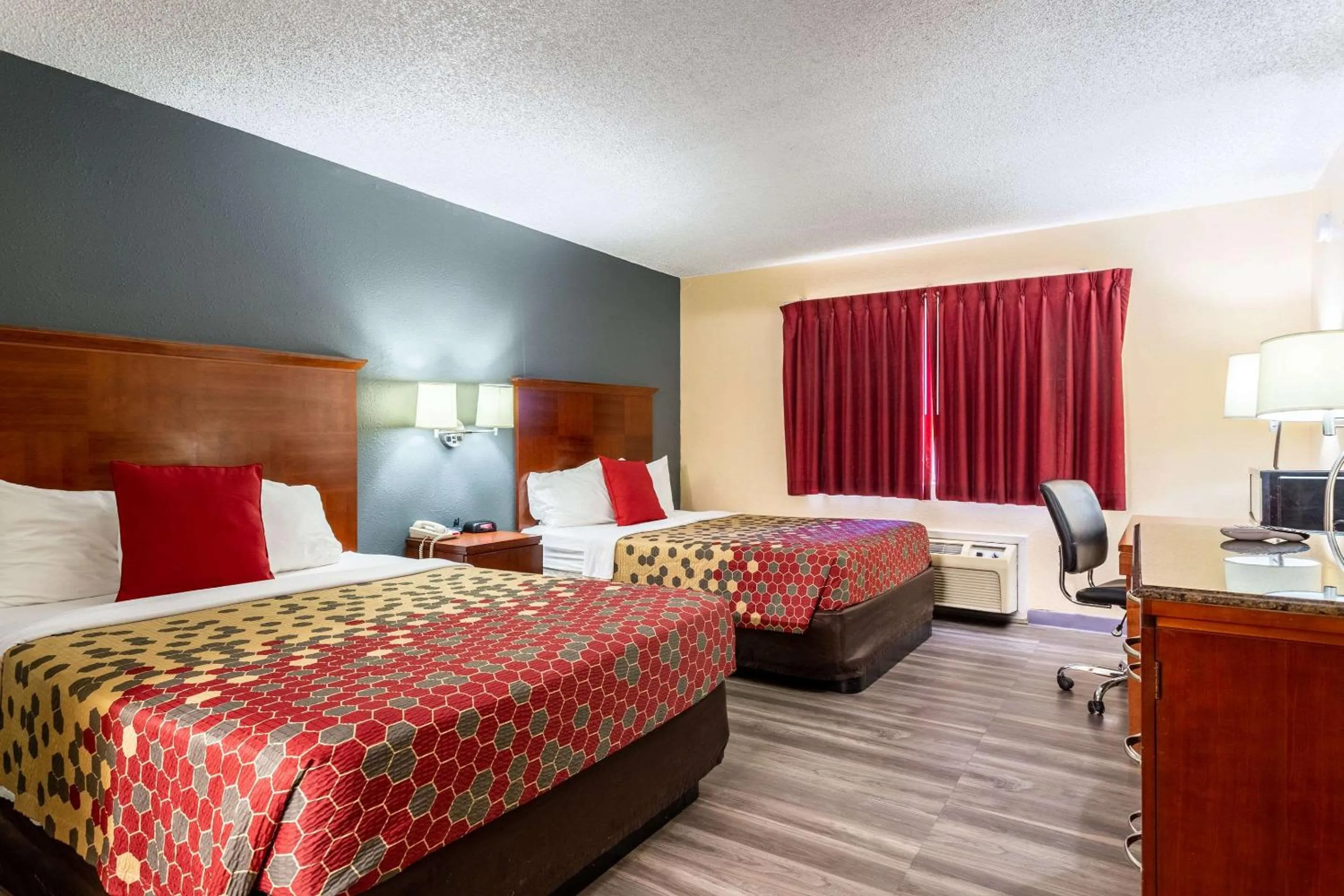 Photo of the whole room, Bed in Econo Lodge Gallup West