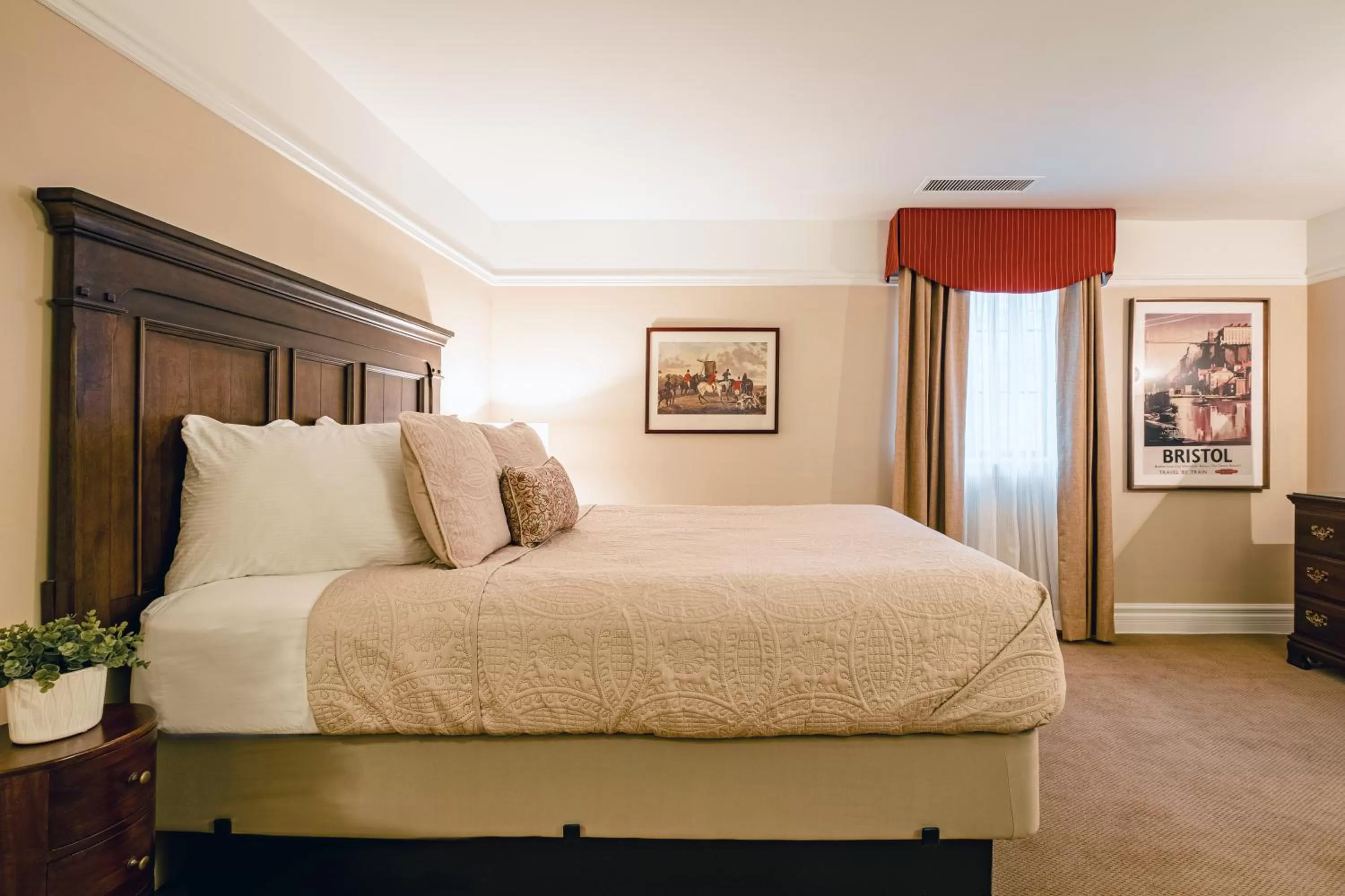 Bedroom, Bed in Red Coach Inn