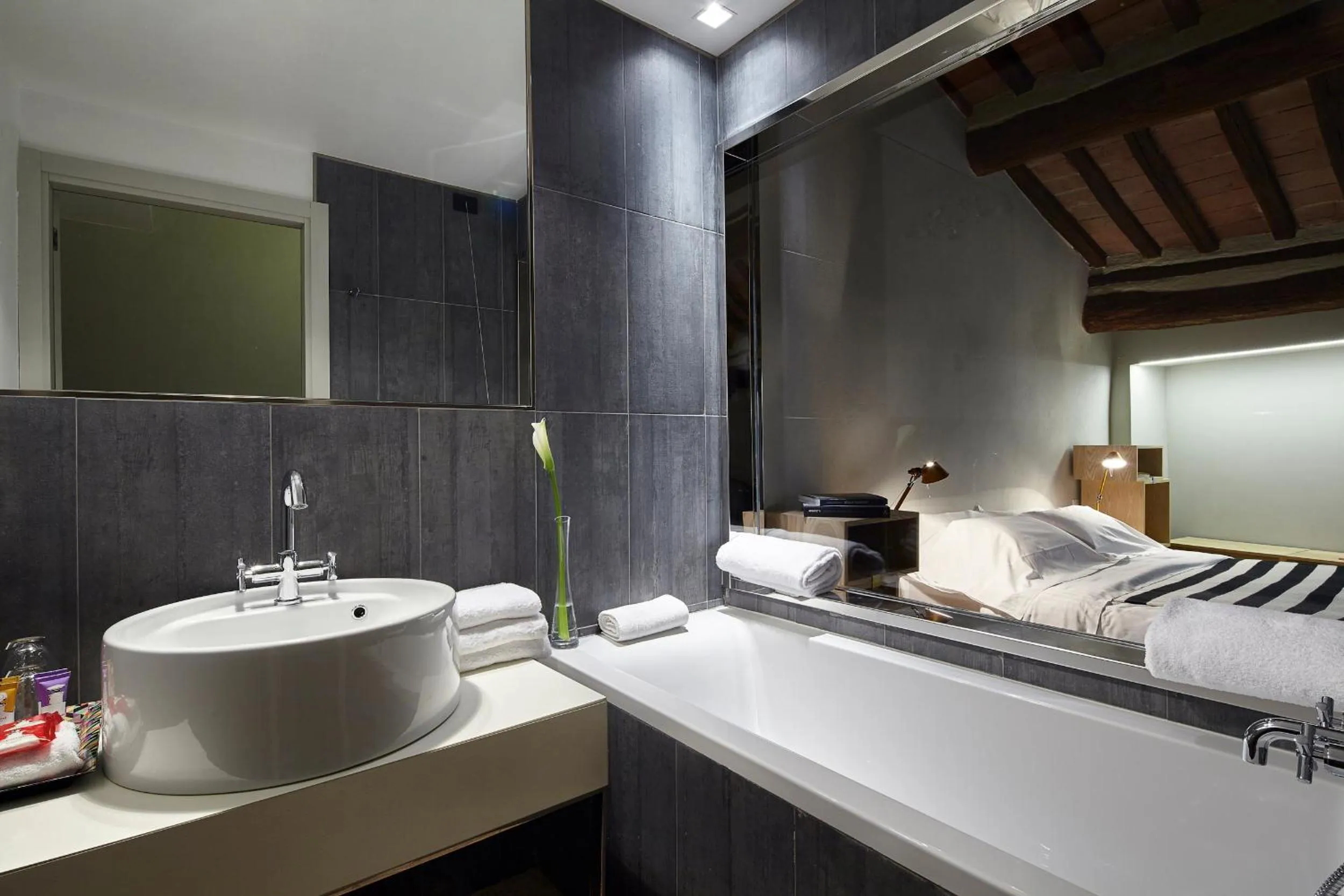 Bathroom in Palazzetto Rosso - Art Hotel