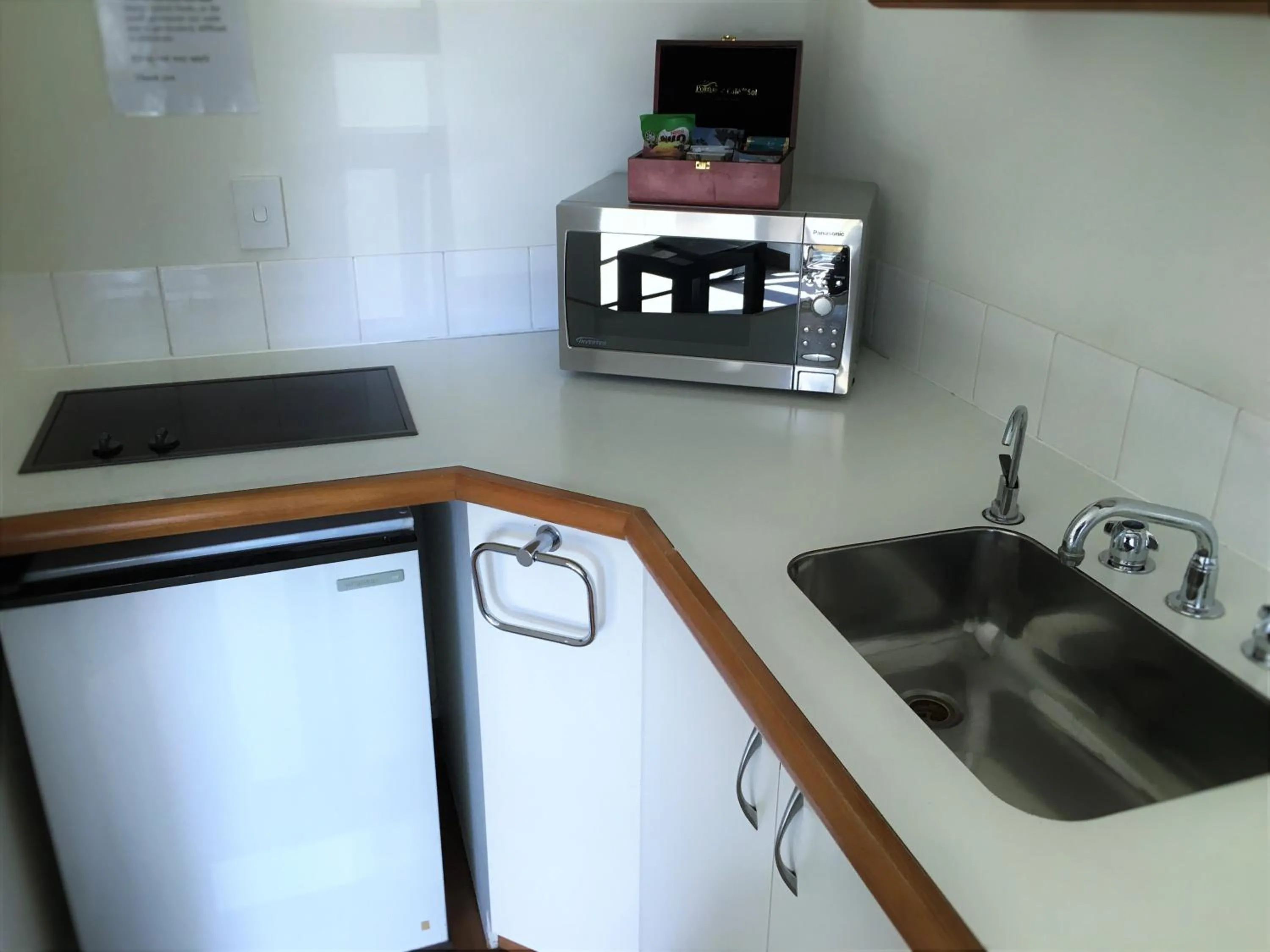 Kitchen or kitchenette in Cable Court Motel