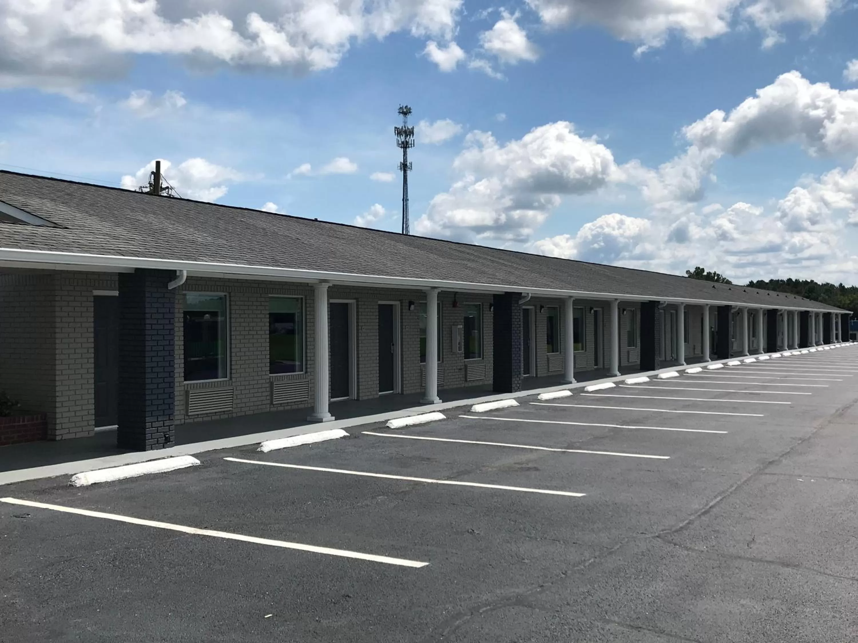 Property building in Rodeway Inn Calhoun South