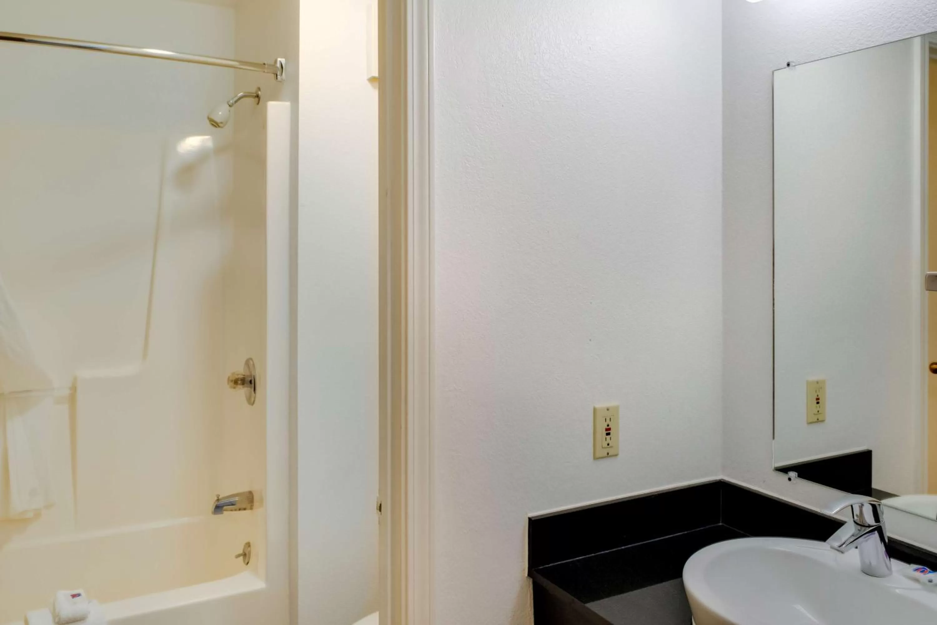 Bathroom in Motel 6-Richmond, IN