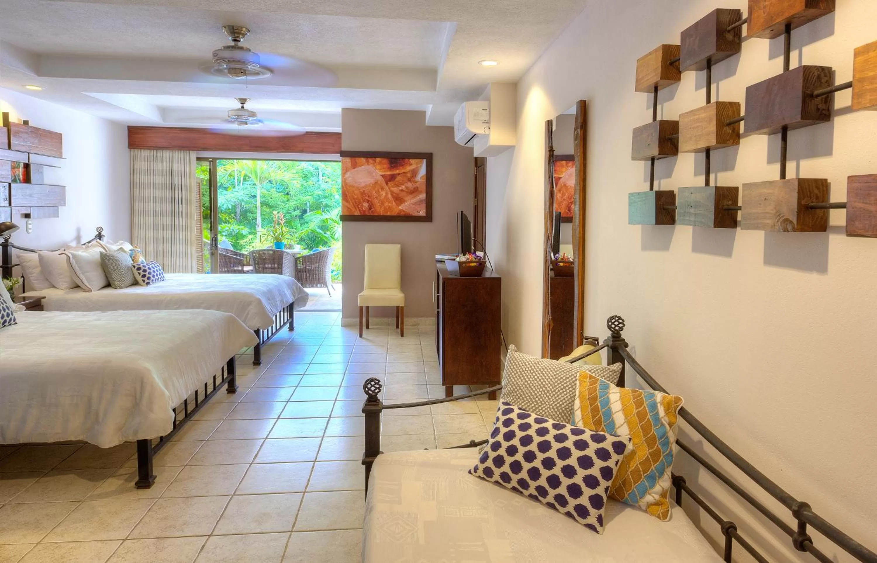 Balcony/Terrace, Bed in Pumilio Mountain & Ocean Hotel