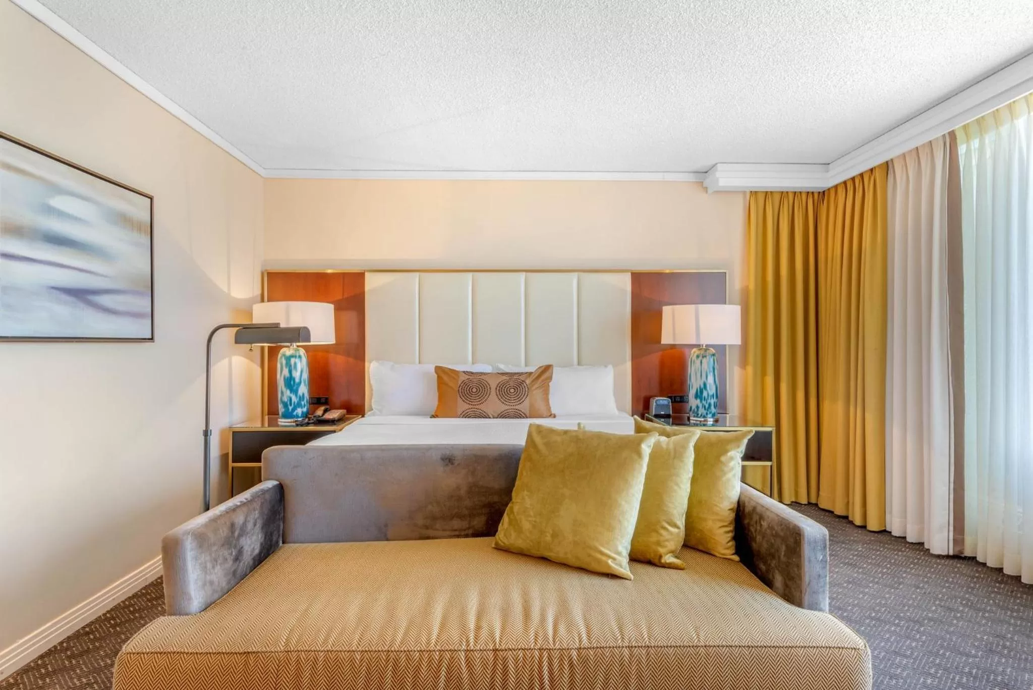 Photo of the whole room, Bed in Omni Mont-Royal Hotel