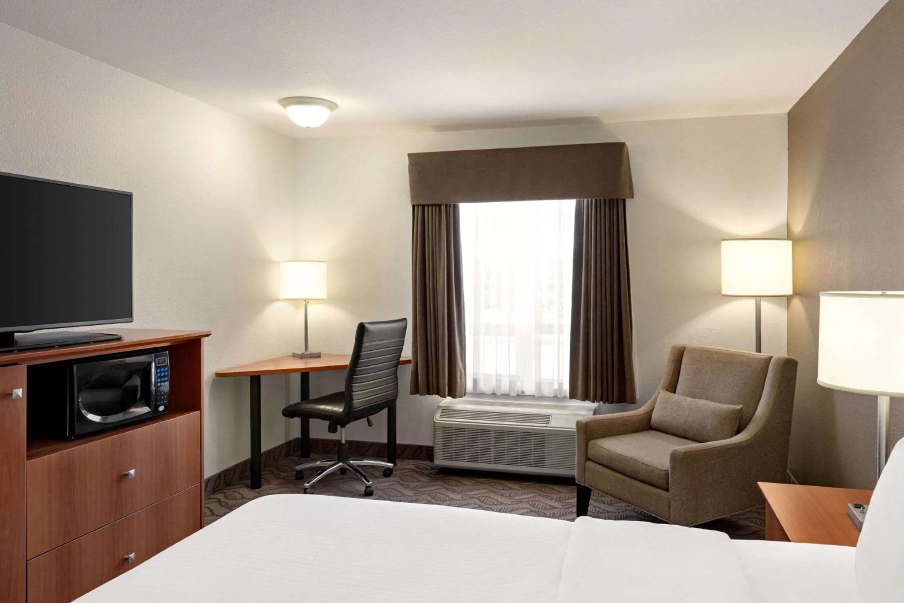 Photo of the whole room, Bed in Super 8 by Wyndham Calgary Shawnessy Area