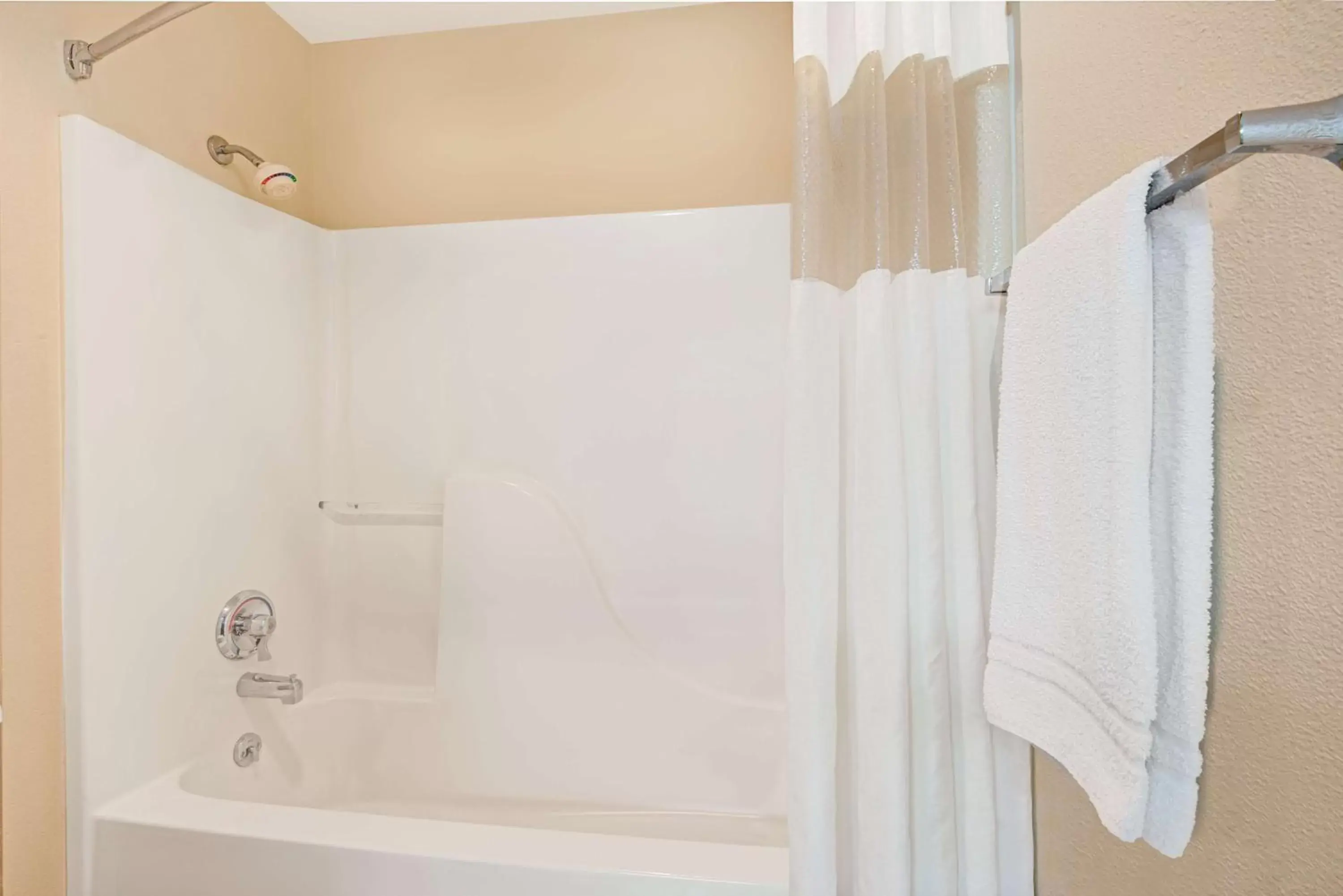 Deluxe King Suite in Days Inn & Suites by Wyndham Kansas City - Royals Stadium Deluxe King Suite in Days Inn & Suites by Wyndham Kansas City - Royals Stadium