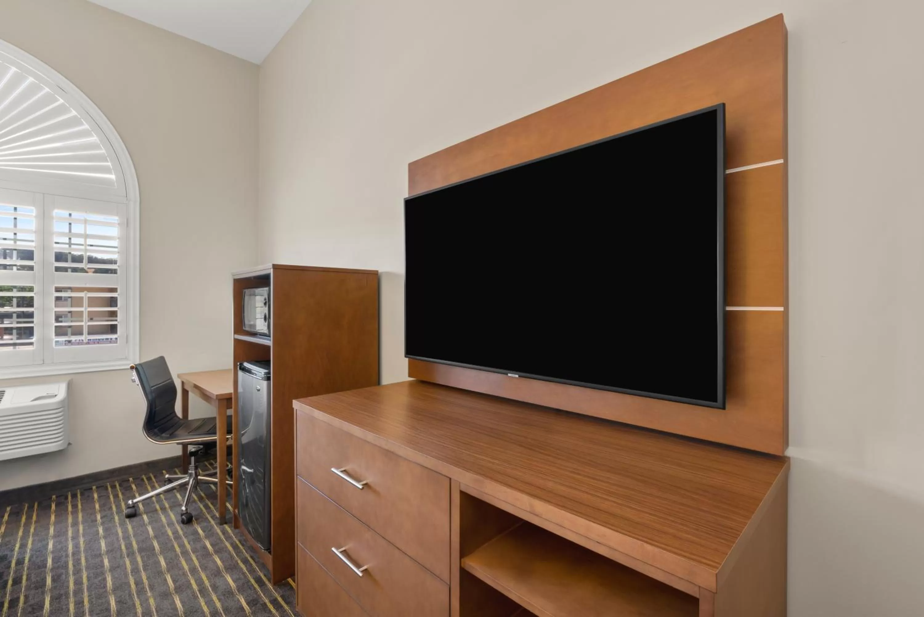 TV and multimedia in Hotel Aura SFO Airport FREE SHUTTLE
