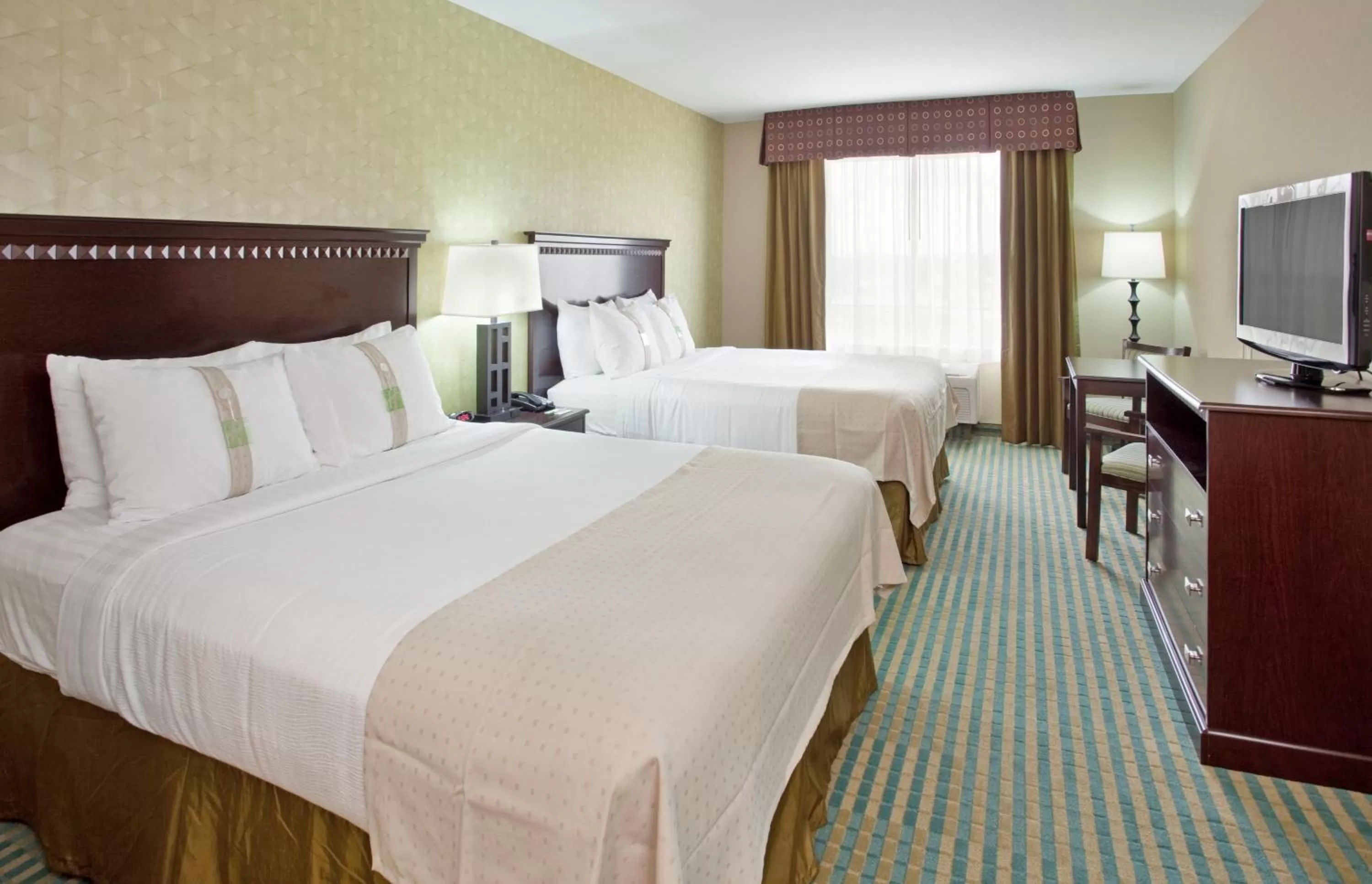 Photo of the whole room, Bed in Holiday Inn Columbia East by IHG