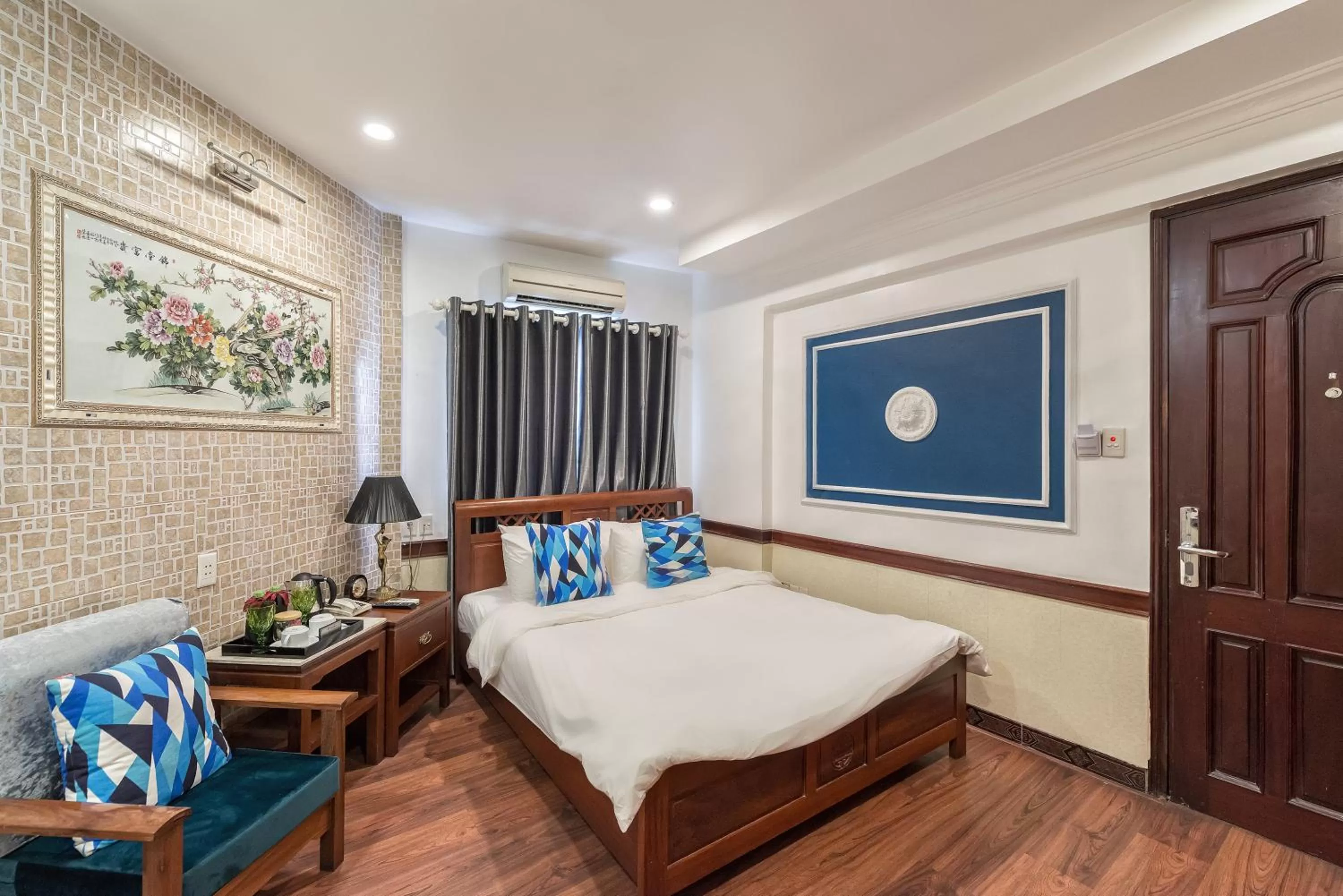 Living room, Bed in Prince II Hotel