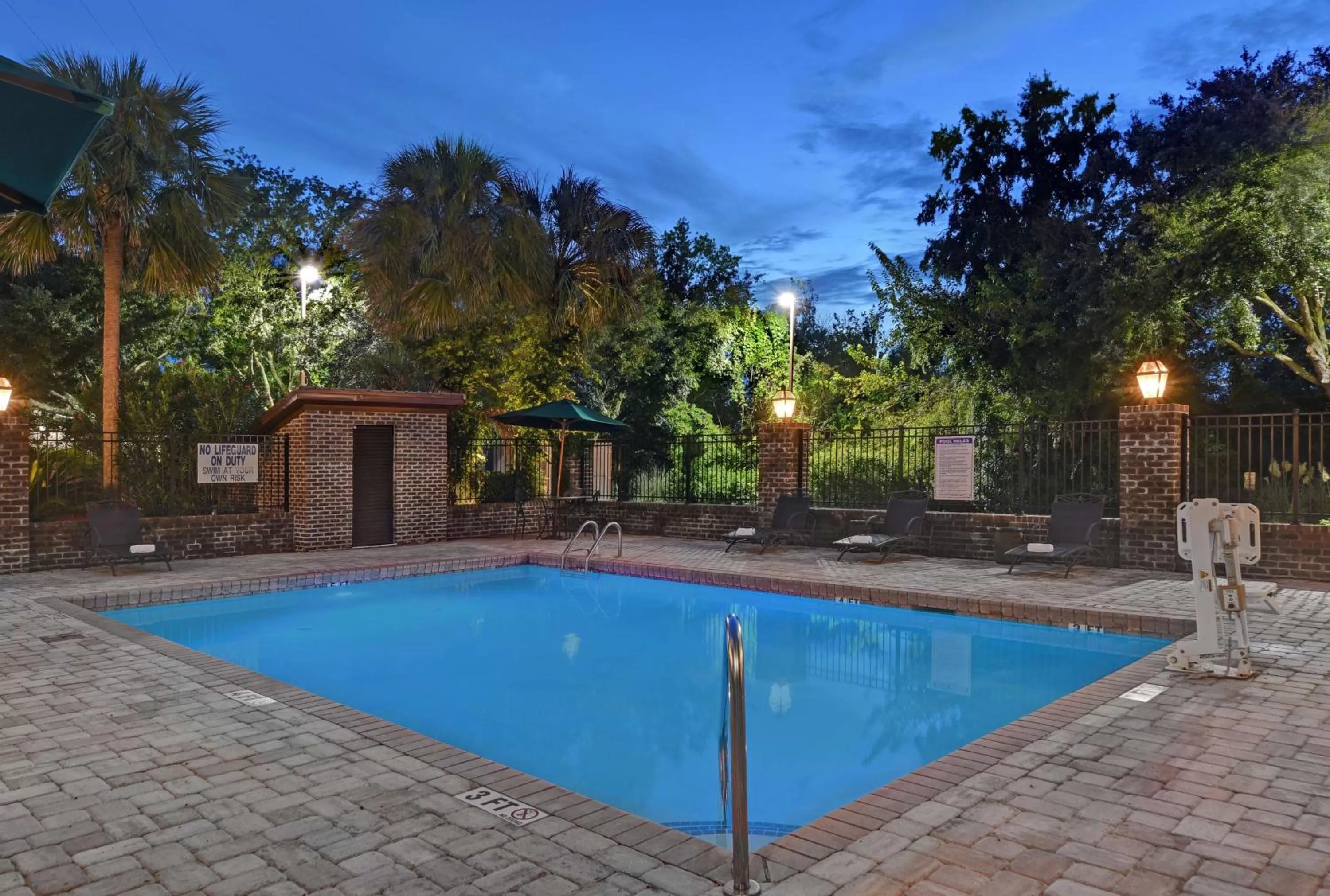 Pool view in Hampton Inn Patriots Point