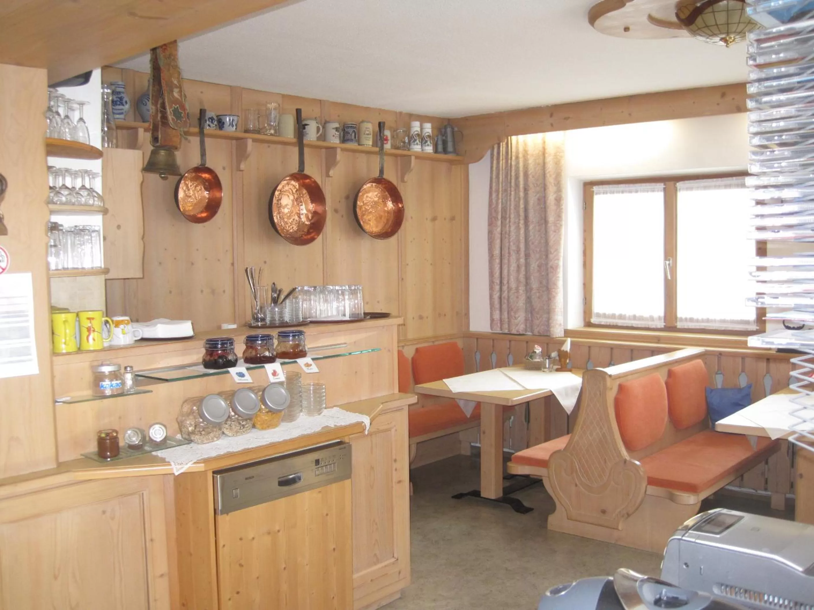 Communal kitchen in Gästehaus Lackner