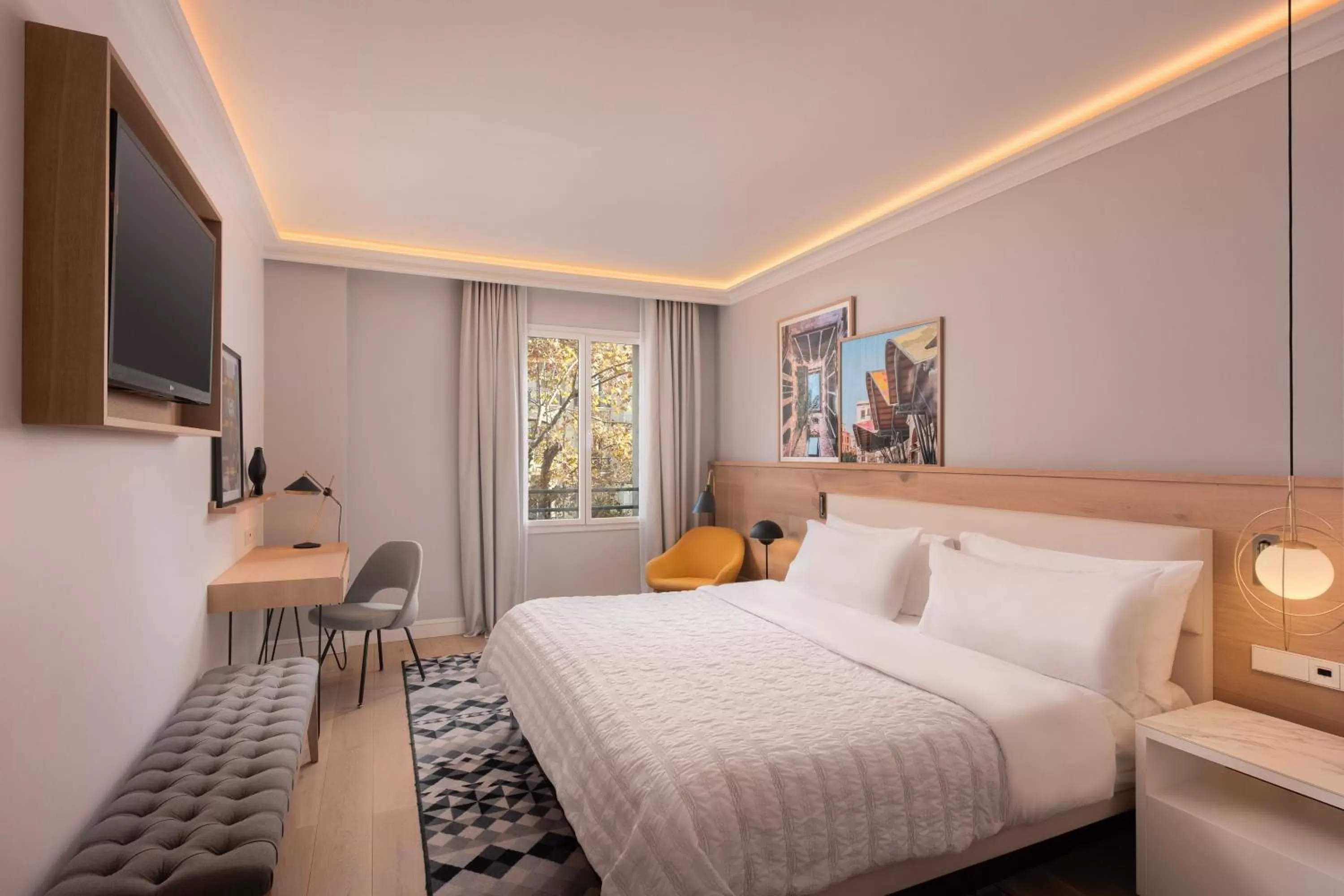 Photo of the whole room, Bed in Le Meridien Barcelona