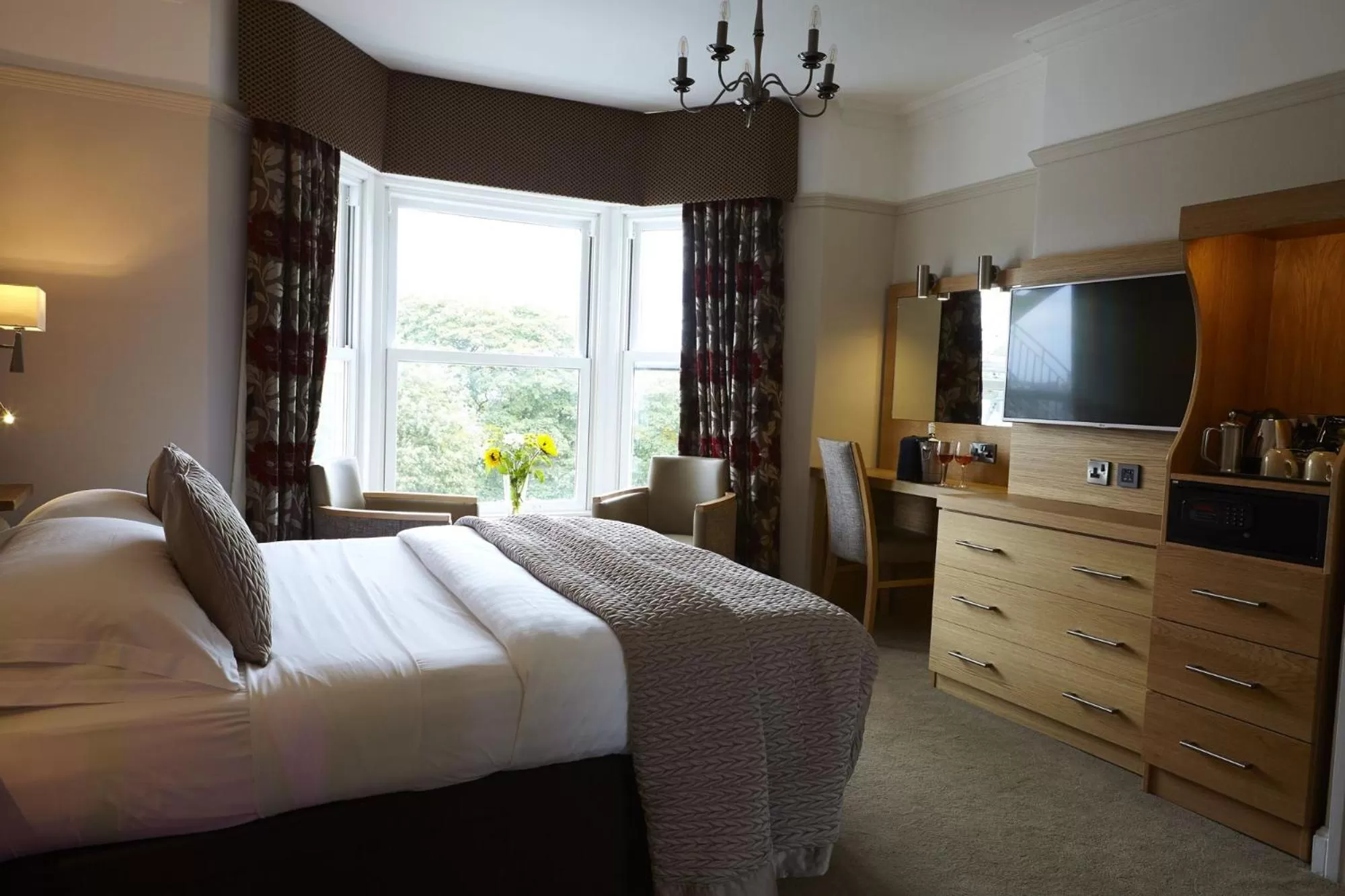 TV and multimedia, Bed in Crown Spa Hotel Scarborough by Compass Hospitality