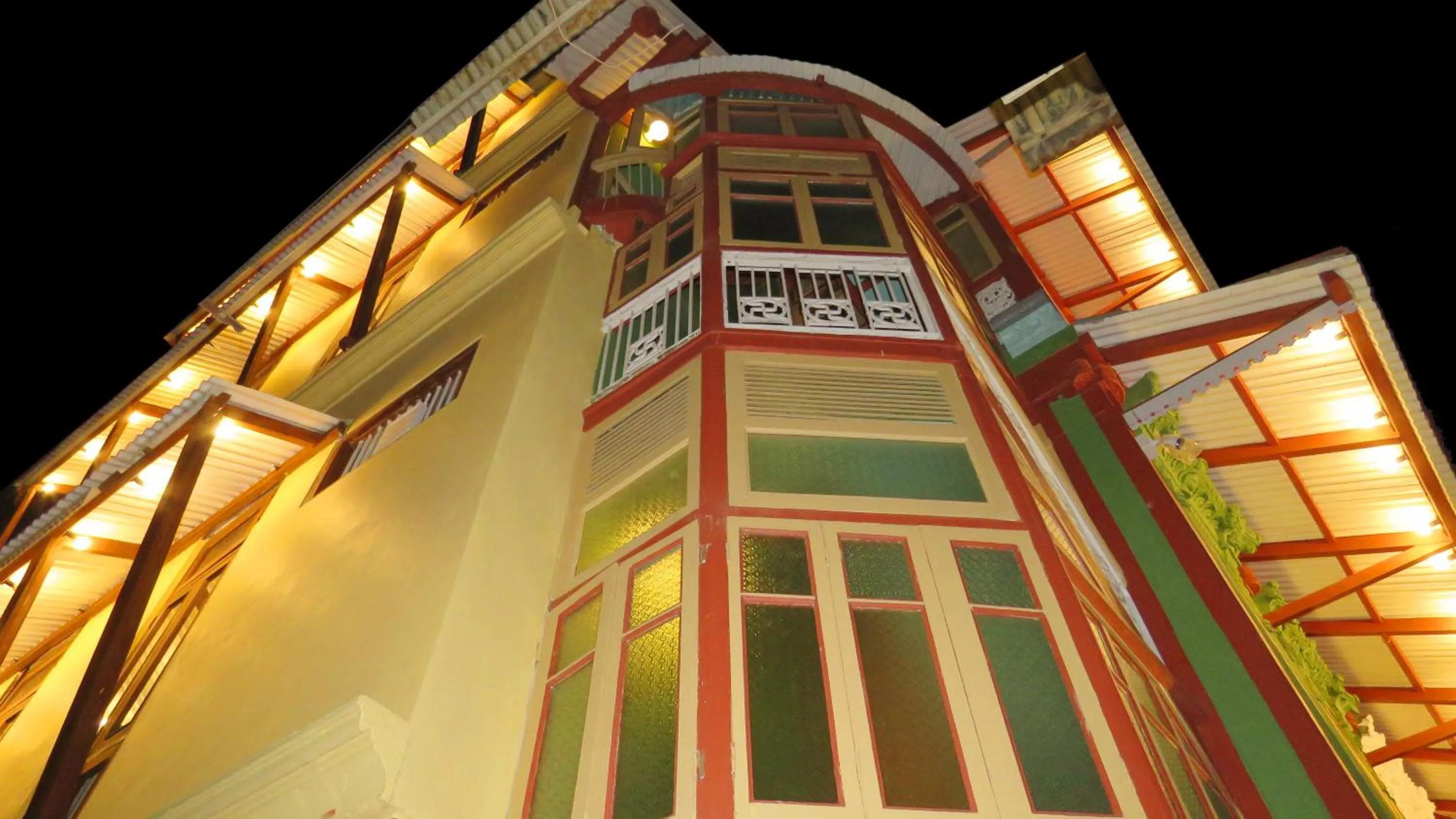 Facade/entrance in Mangaldas Ni Haveli II by The House of MG