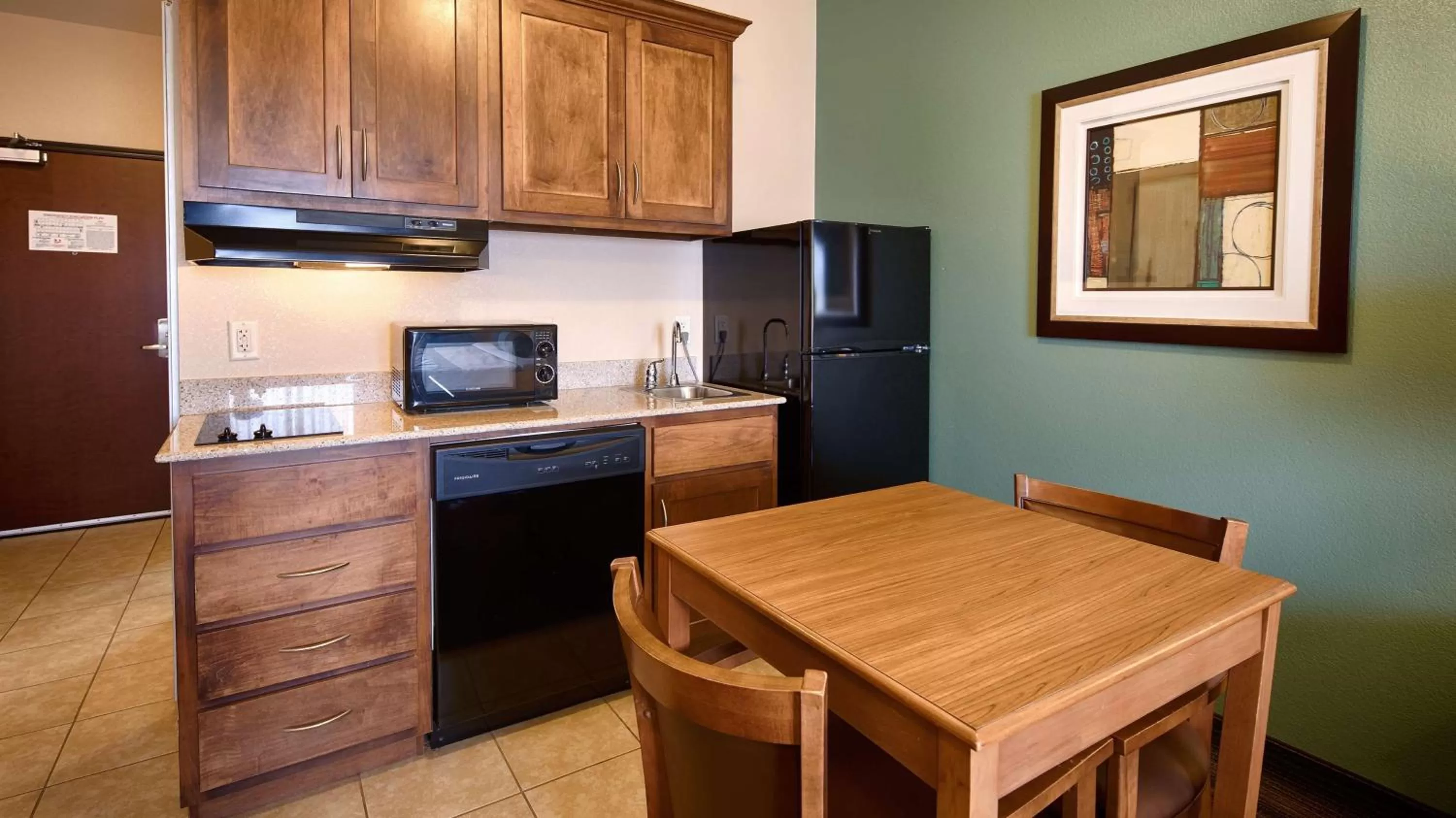 Kitchen or kitchenette in Best Western Plus Seminole Hotel & Suites